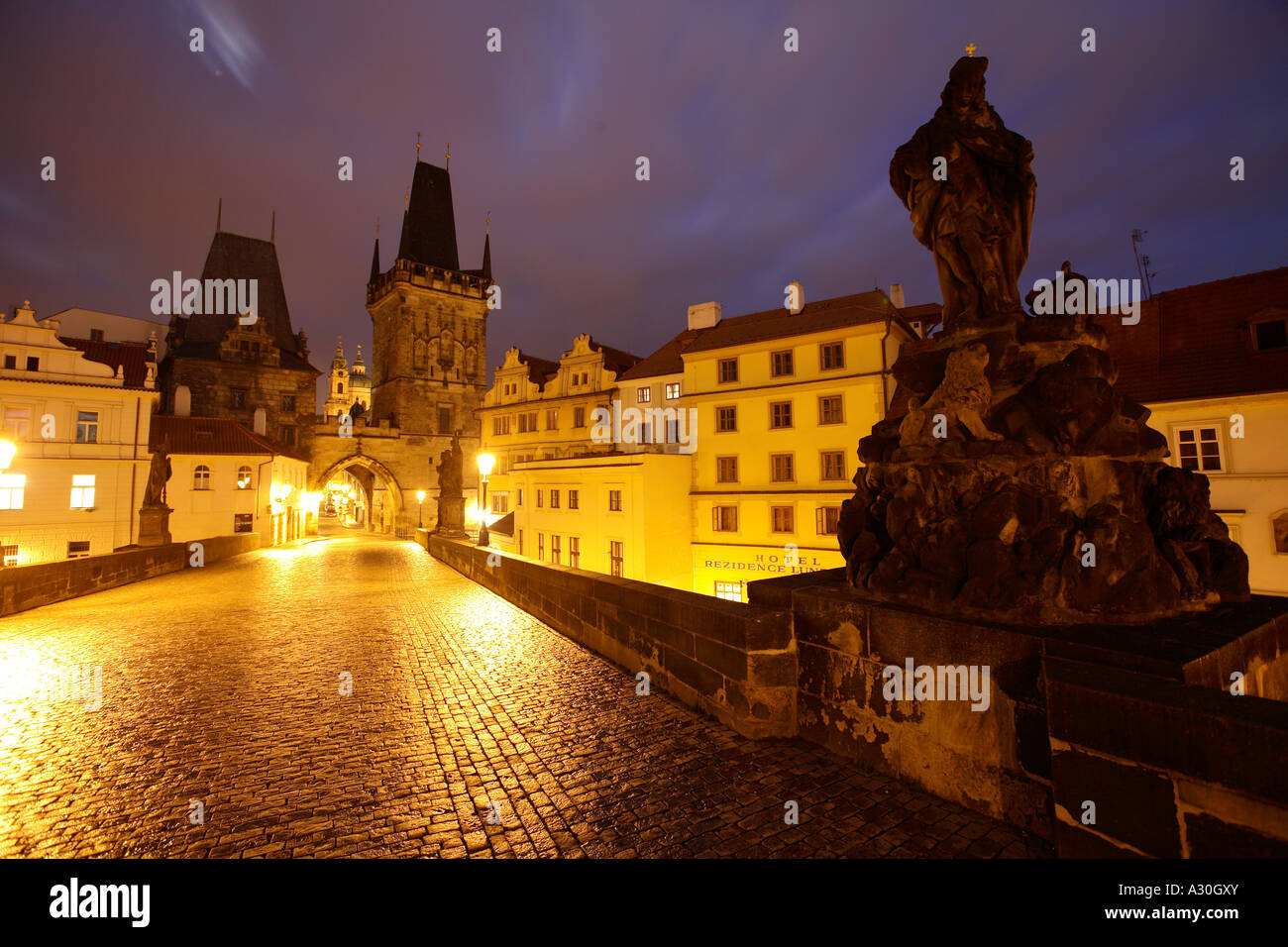 Statue von St. Veit auf der Karlsbrücke bei Nacht Prag Tschechische Republik Stockfoto