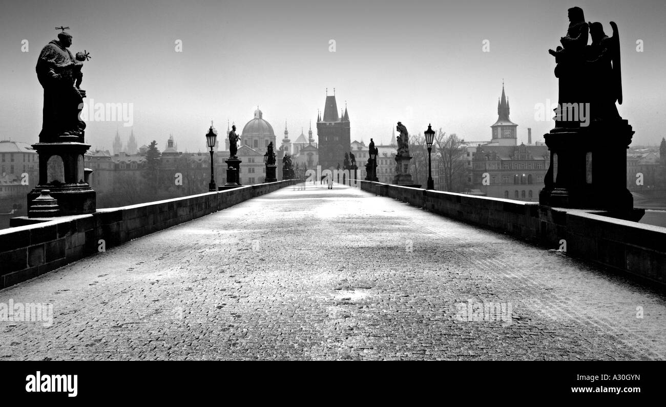 Schwarz und weiß auf Schnee bedeckt Karlsbrücke Prag Tschechische Republik Stockfoto