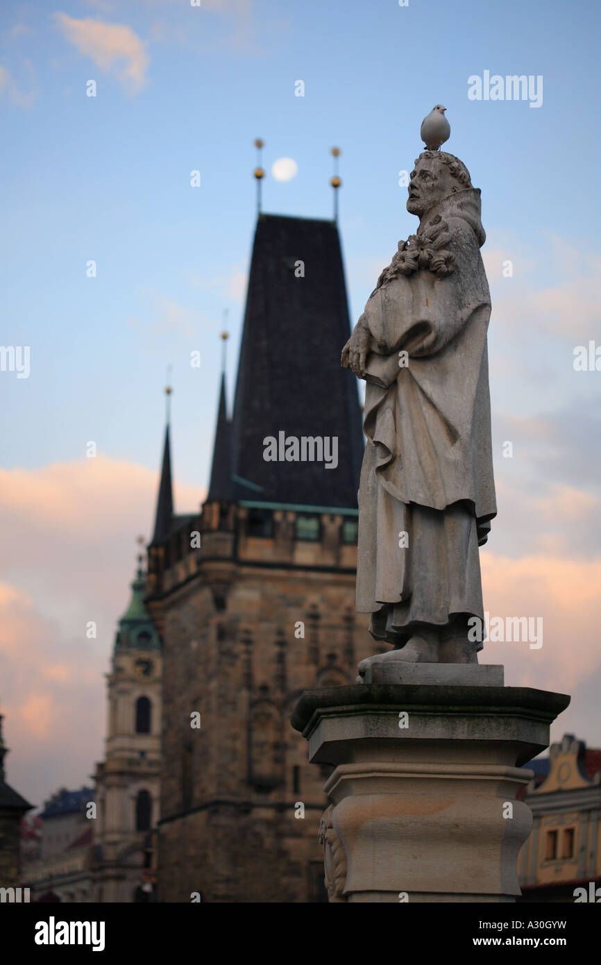 Statue von St. Phillip Benitius auf der Karlsbrücke mit Mond Bridgetower Prag Tschechische Republik Europa Stockfoto