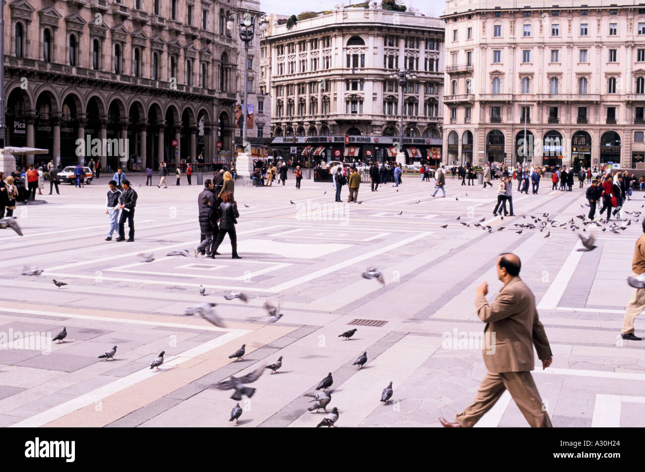 Menschen Sie im Dom Sq mMlan herumlungern Stockfoto