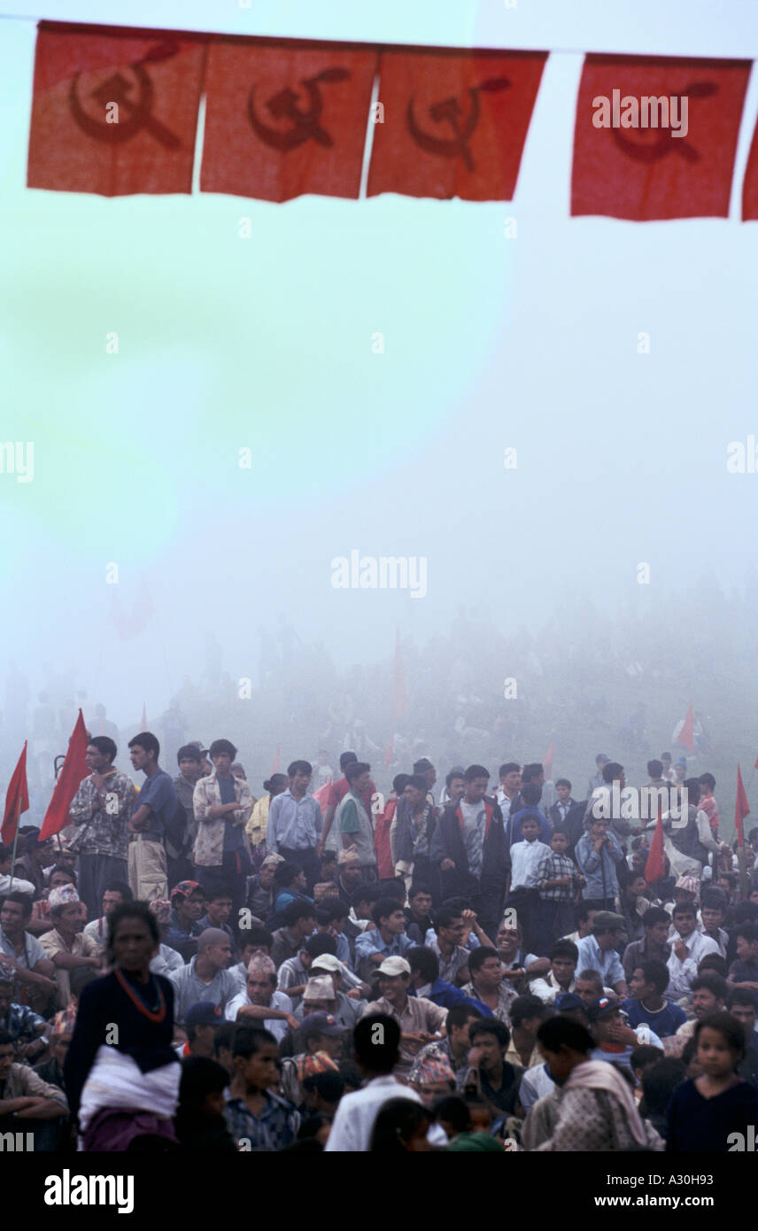 edes maoistischen Anhänger bei einer Kundgebung in den Ausläufern des Himalaya in Dolakha Bezirk Stockfoto