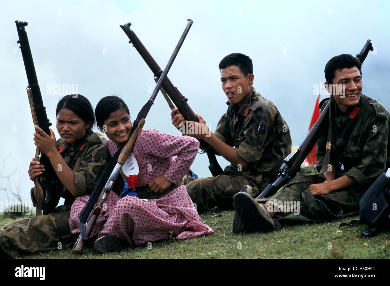 Maoistische Guerilla ausgestattet mit alten Gewehren (gefangen genommen von der nepalesischen Polizei) bei einer Kundgebung in Dolakha Bezirk, Nepal Stockfoto