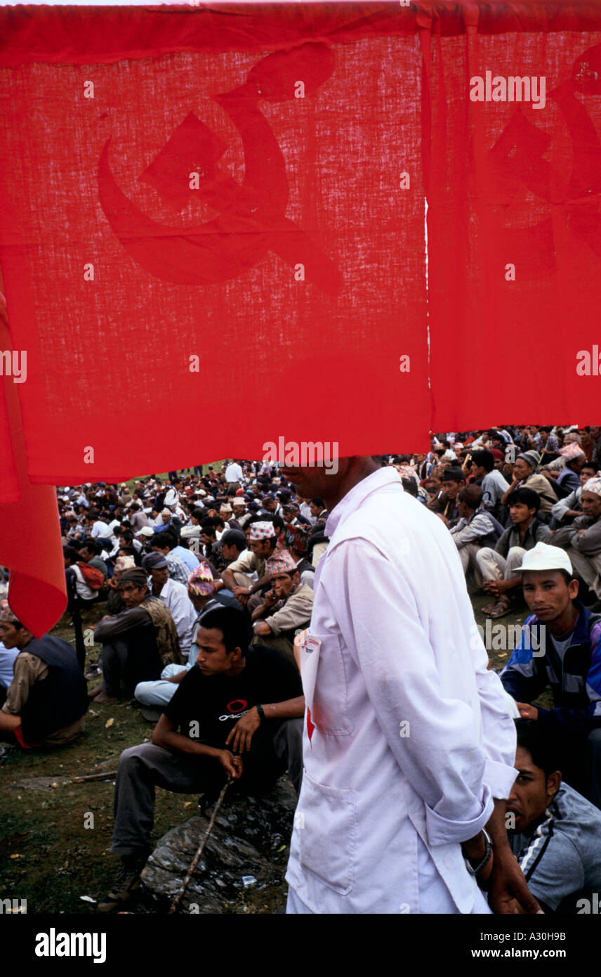 Nepali Dorfbewohner und maoistischen Unterstützer versammeln sich in Dolakha Bezirk für eine Rallye Stockfoto