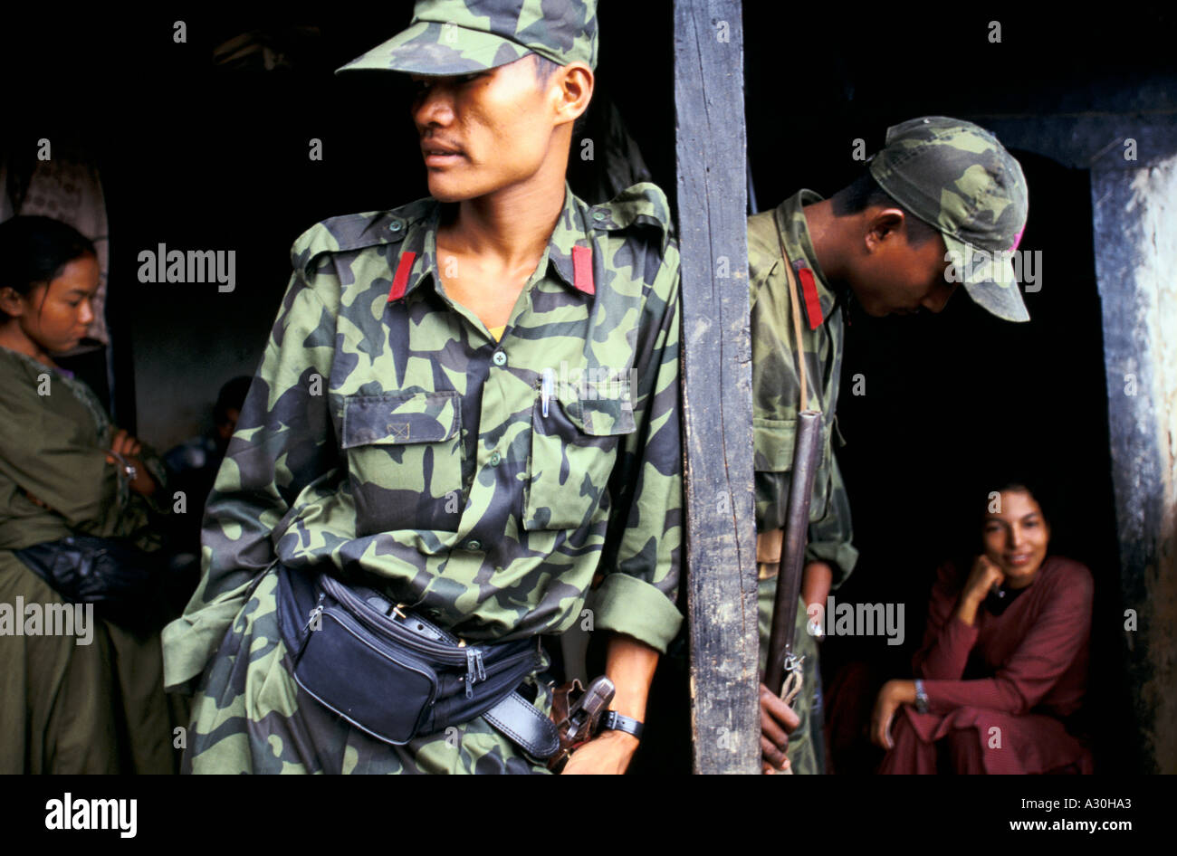 Uniformierte maoistischen Guerilla-Kämpfer warten auf eine Rebellenbasis in Dolakha Region Nepal Stockfoto
