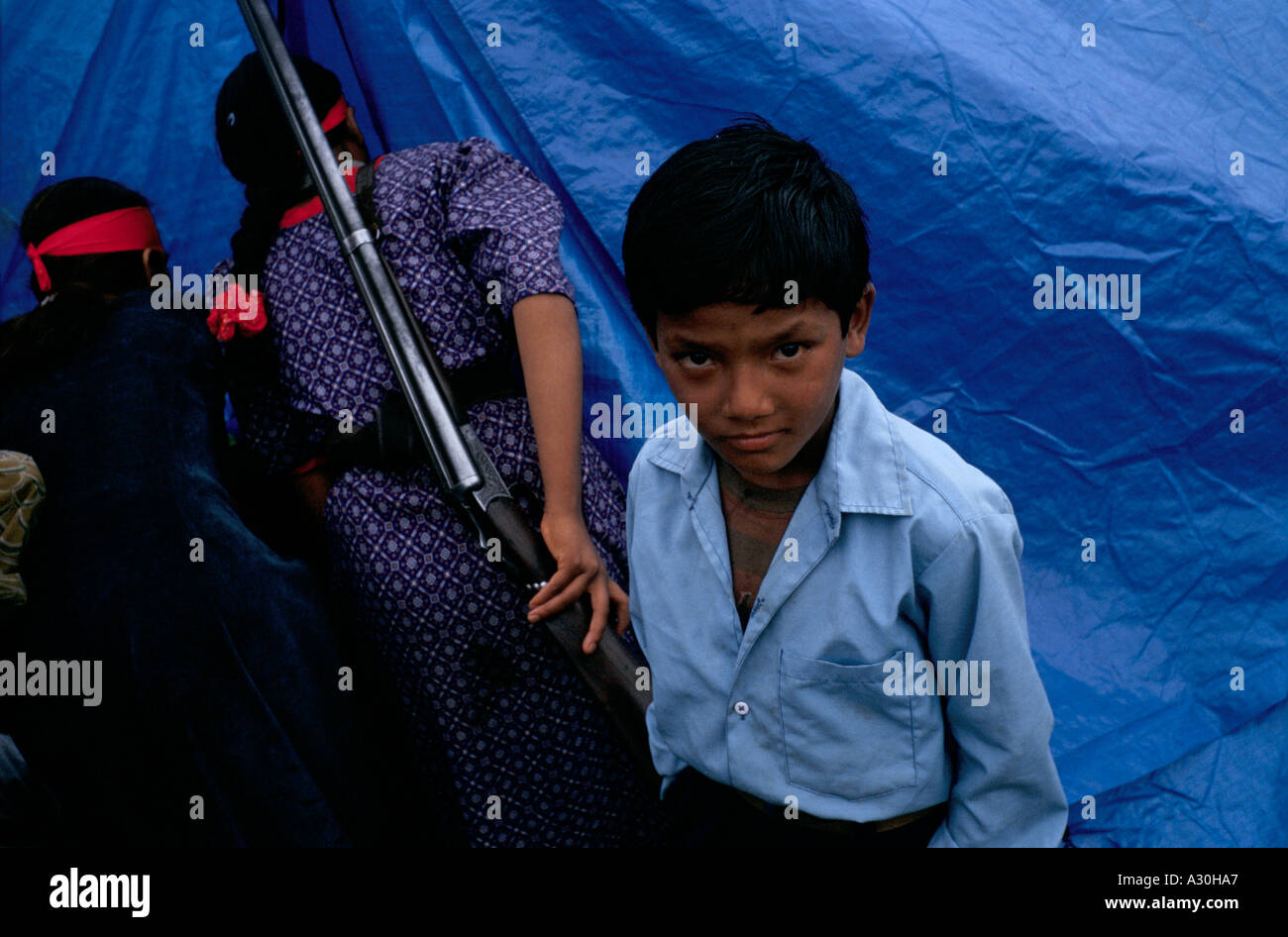 Kind und Rebel maoistischen Kämpfer Dolakha Region nepal Stockfoto