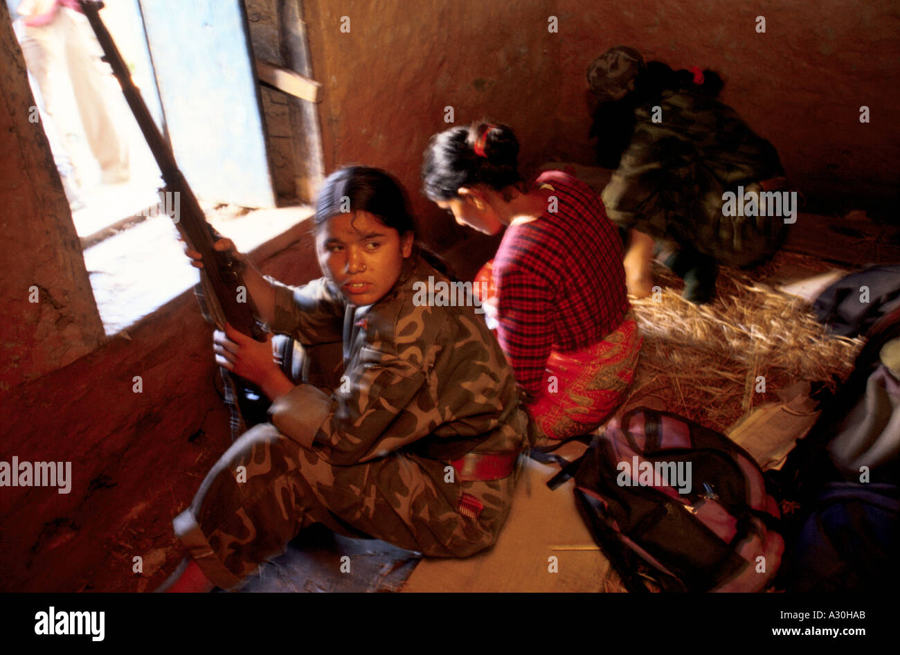 Frauen Moaist Kämpfer sitzen mit ihren Gewehren auf eine Rebellenbasis in einem Haus im Großraum Dolakha Nepal Stockfoto