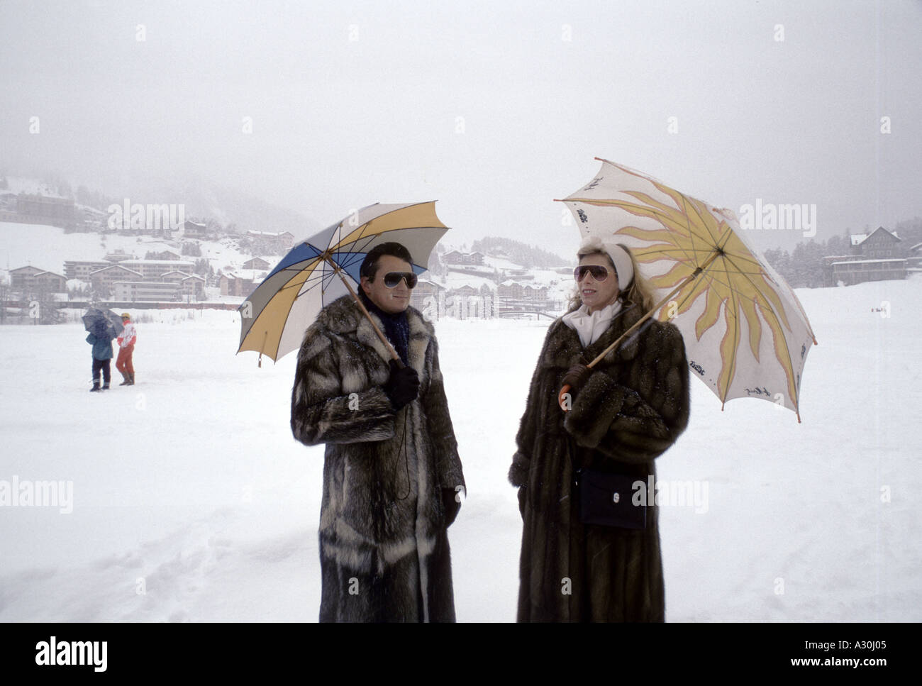 paar in Pelz Mäntel St moritz Stockfotografie Alamy