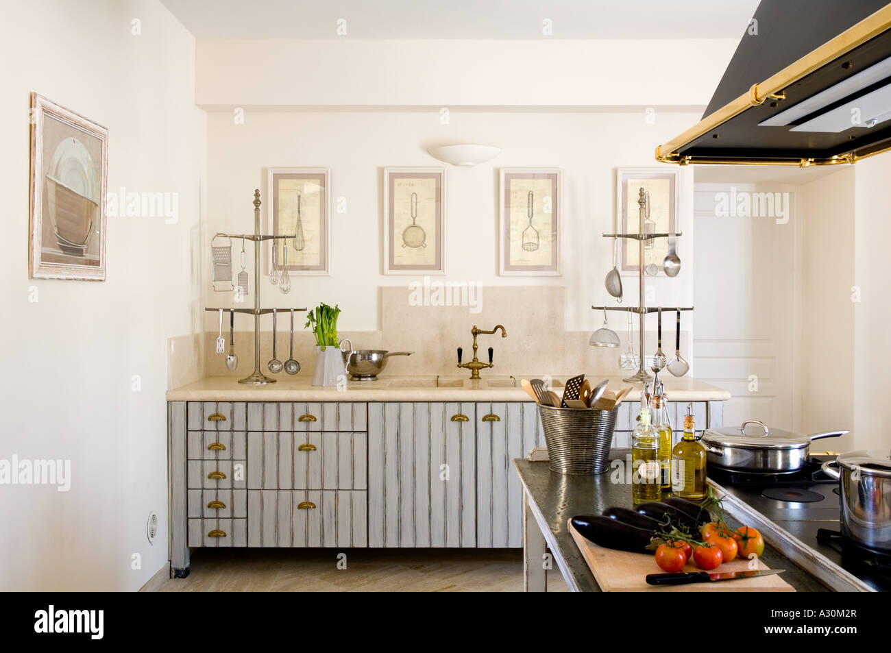 Küche mit gestreiften Schränken Extraktor Fan und Essen-Vorbereitung-Arbeitsplatte Stockfoto