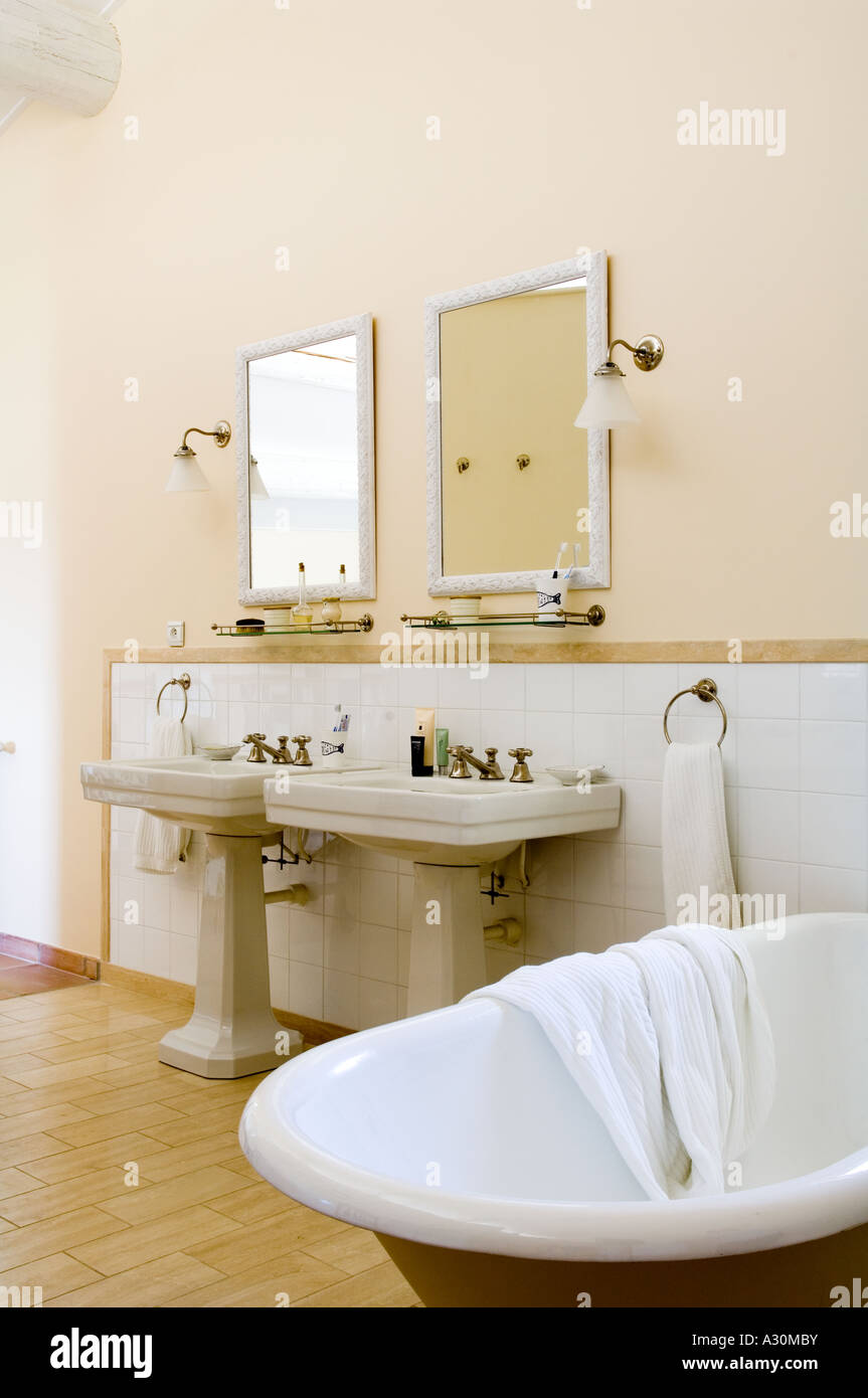 Doppelte Waschbecken im Badezimmer mit freistehender Badewanne Stockfoto
