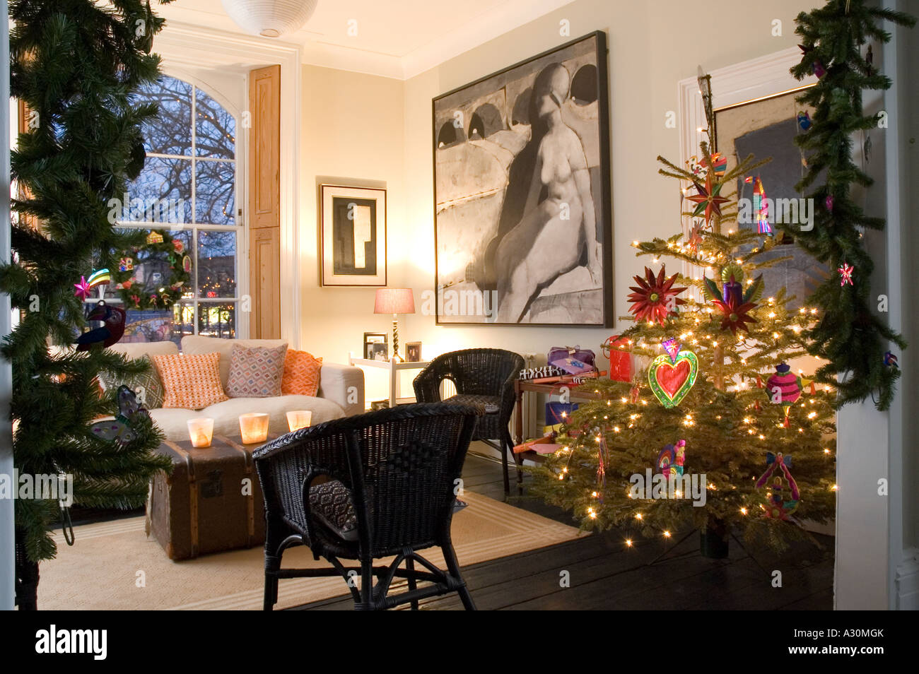 Weihnachtsbaum und Dekoration im Wohnzimmer von einem georgianischen Stadthaus, London Stockfoto