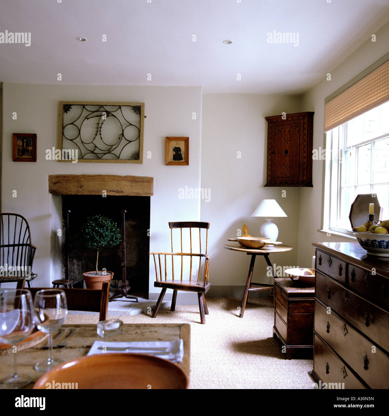 Rustikale Wohnzimmer mit offenem Kamin und Möbel aus Holz Stockfoto