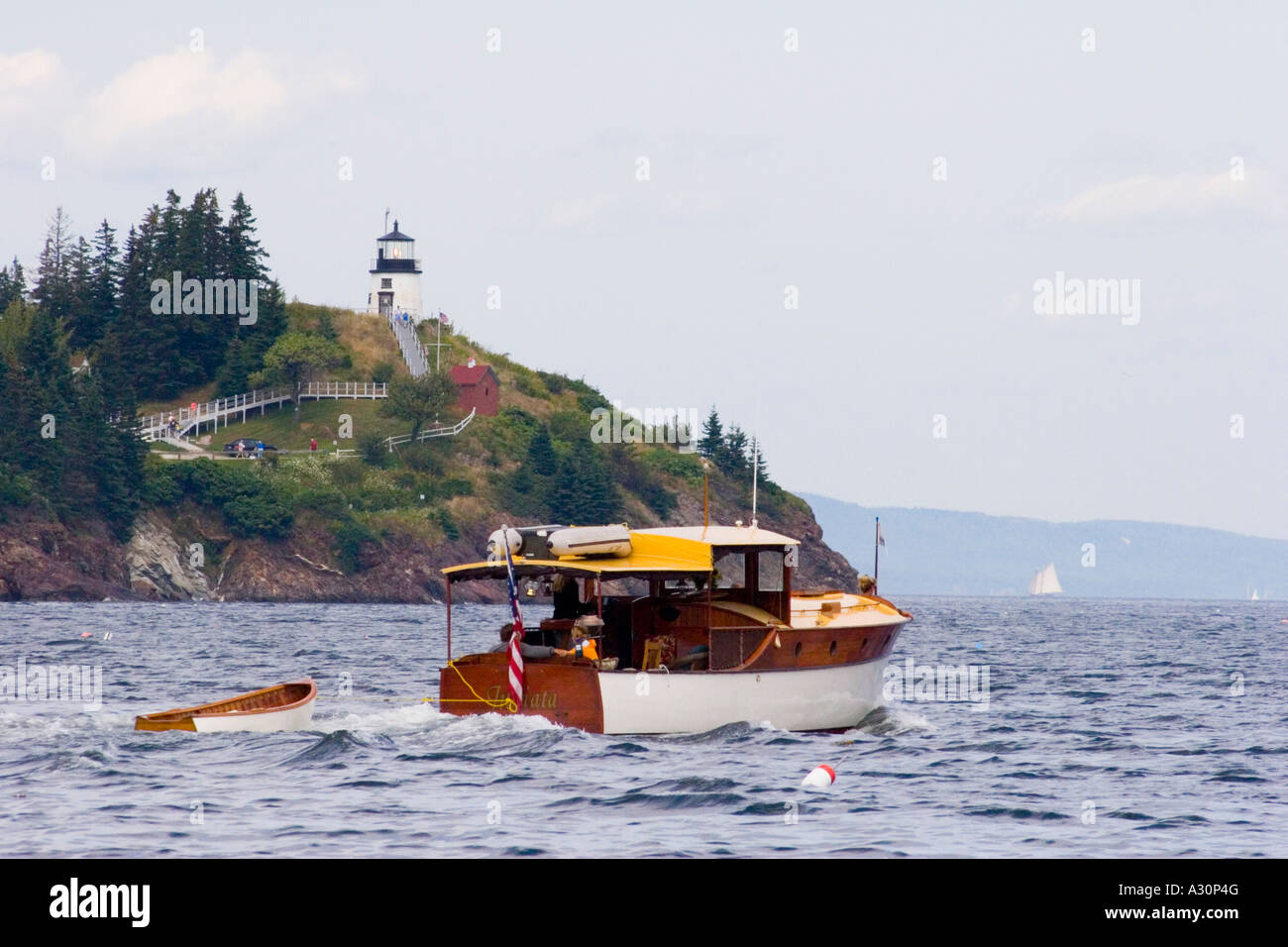 Klassische Motor Yacht JUNIATA vorbei Owls Head Light Stockfoto