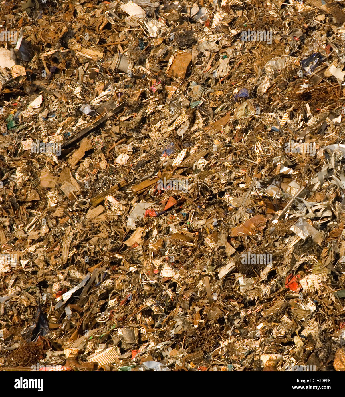 Eine geschäftige Deponie mit Müllwagen, Müllwagen und Planierraupen in Aktion. Beddingham, Südost-Großbritannien. Stockfoto