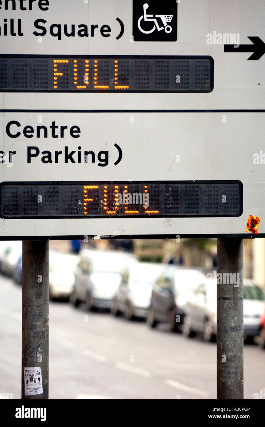 Autofahrer Warteschlange für Parkplätze in der Innenstadt Parkhaus. Stockfoto