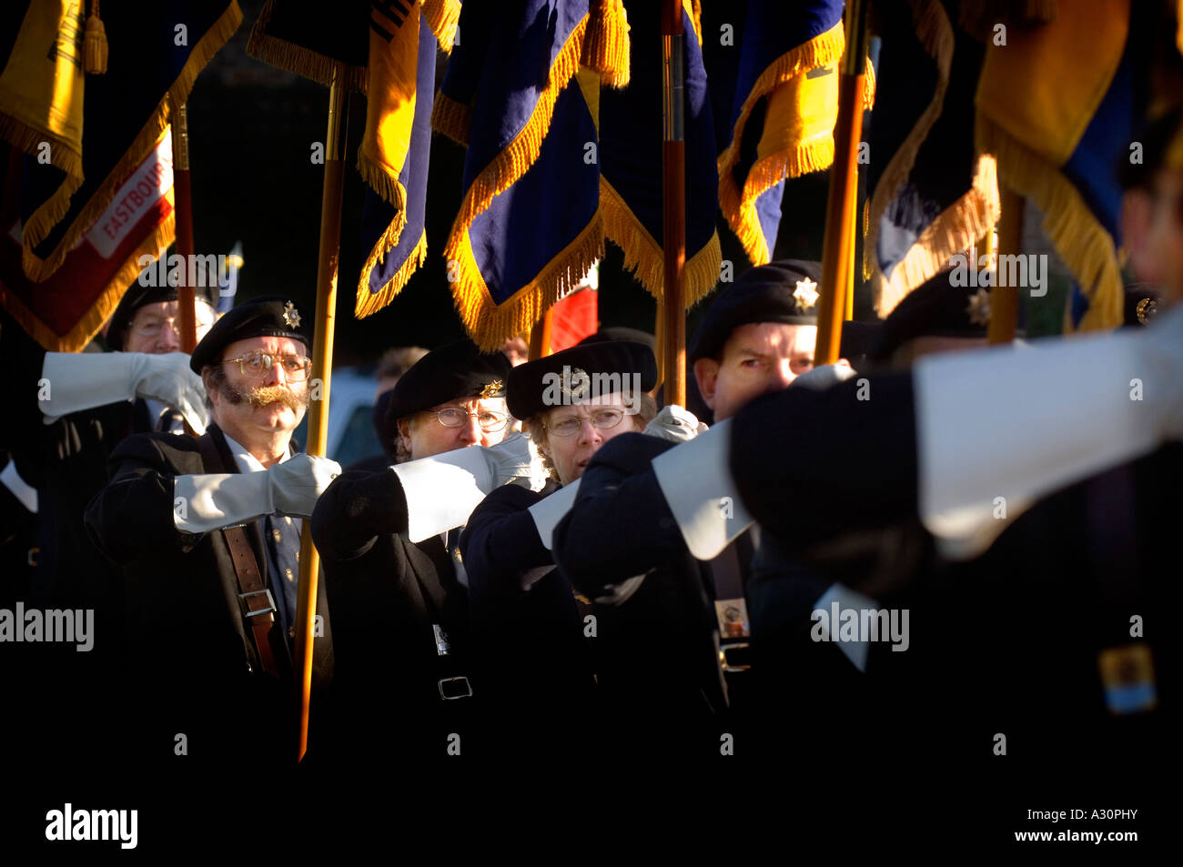 British Legion Parade mit Standards durchgeführt. Bild von Jim Holden. Stockfoto