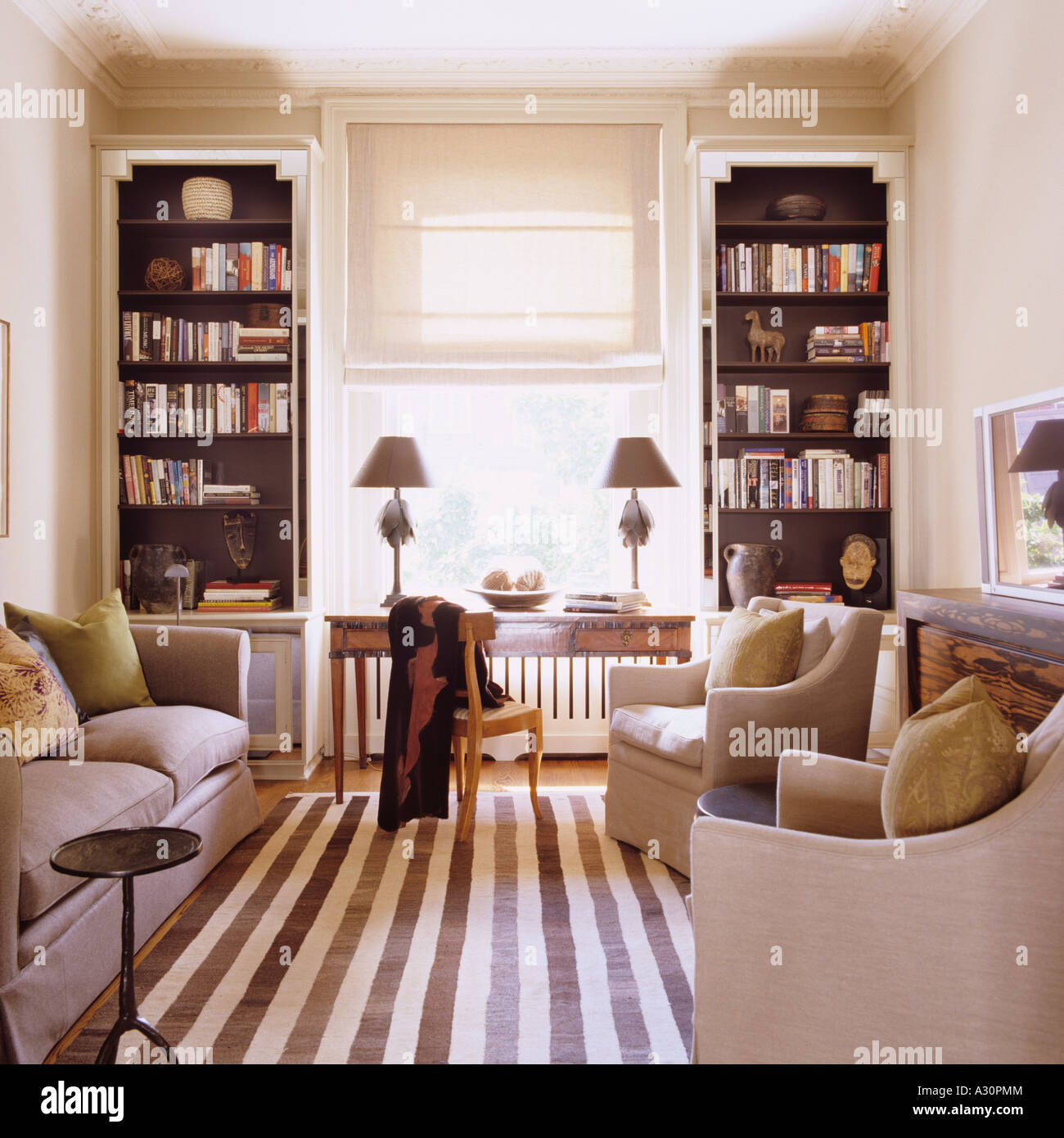 Dreiteilige Suite und gestreiften Teppich Perspektive im Wohnzimmer Stockfoto
