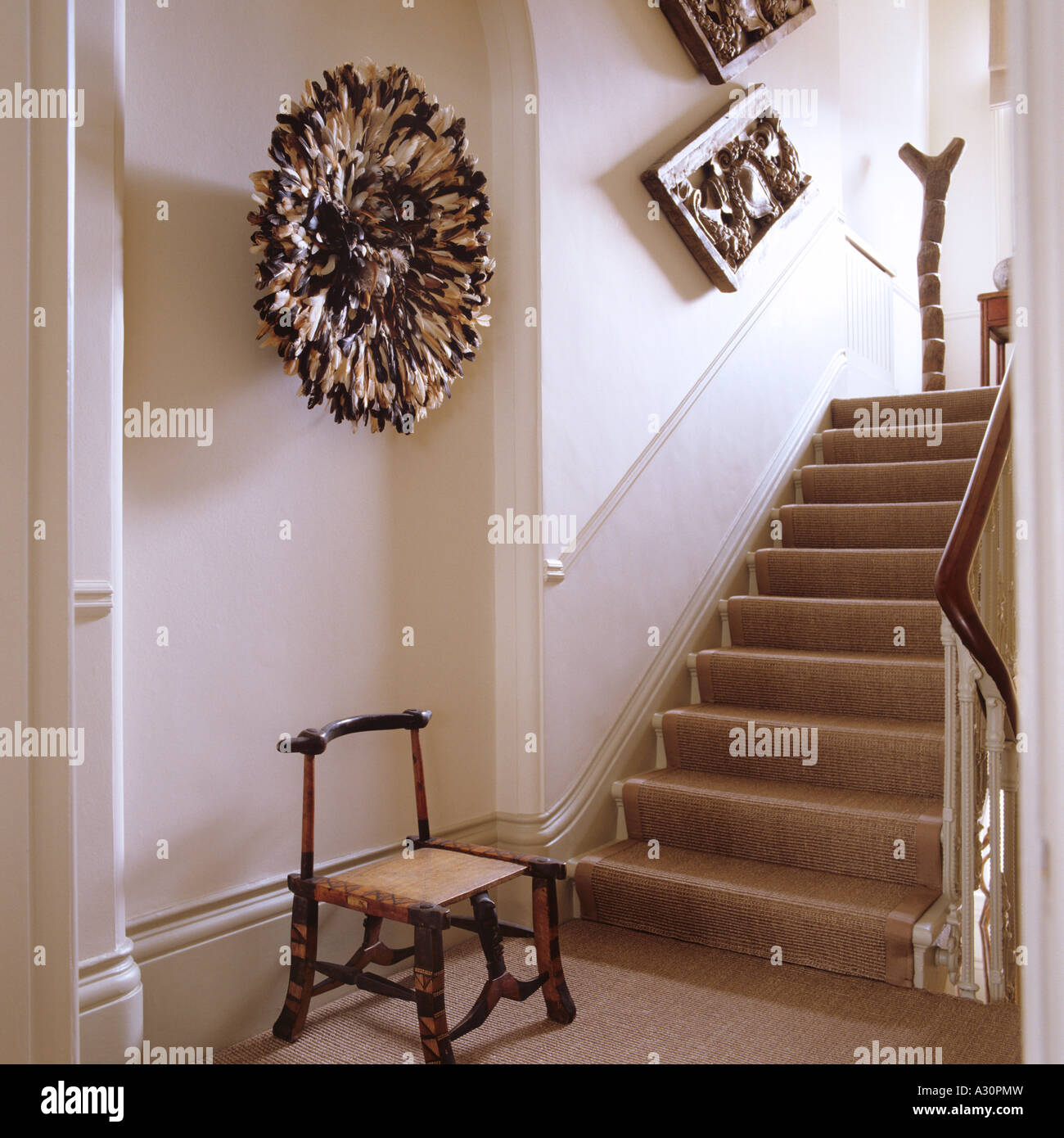 Niedriger Stuhl und Teppichboden Treppenhaus im Londoner Stadthaus Stockfoto