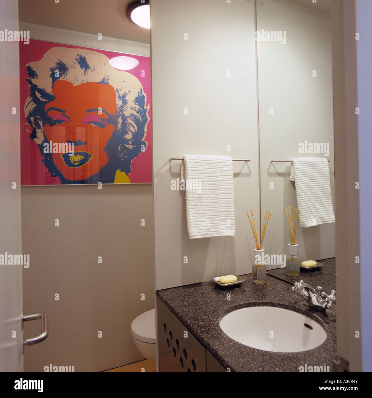 Warhol Marylin Monroe print im modernen Badezimmer Stockfoto