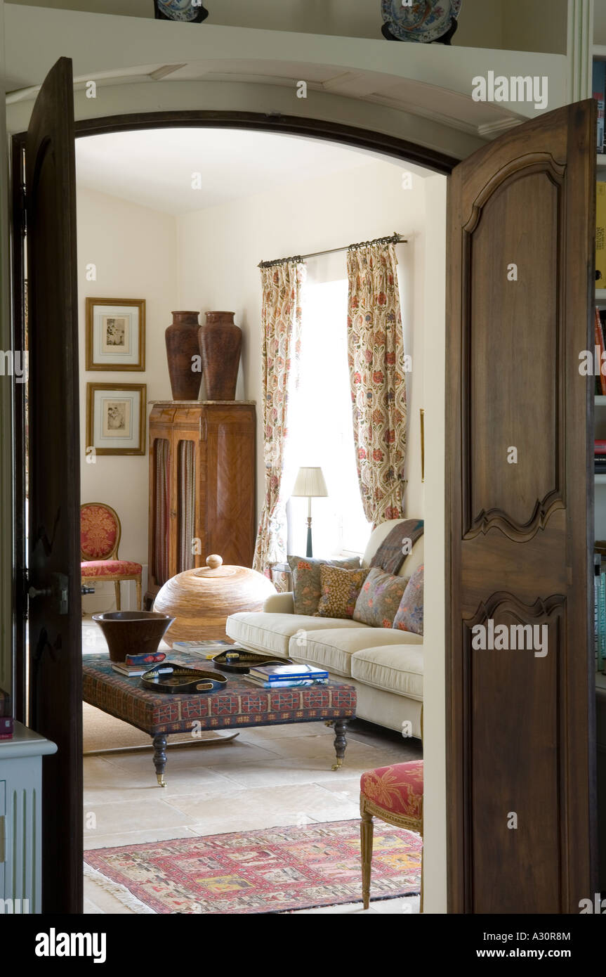 living room double doors open -fotos und -bildmaterial in hoher
