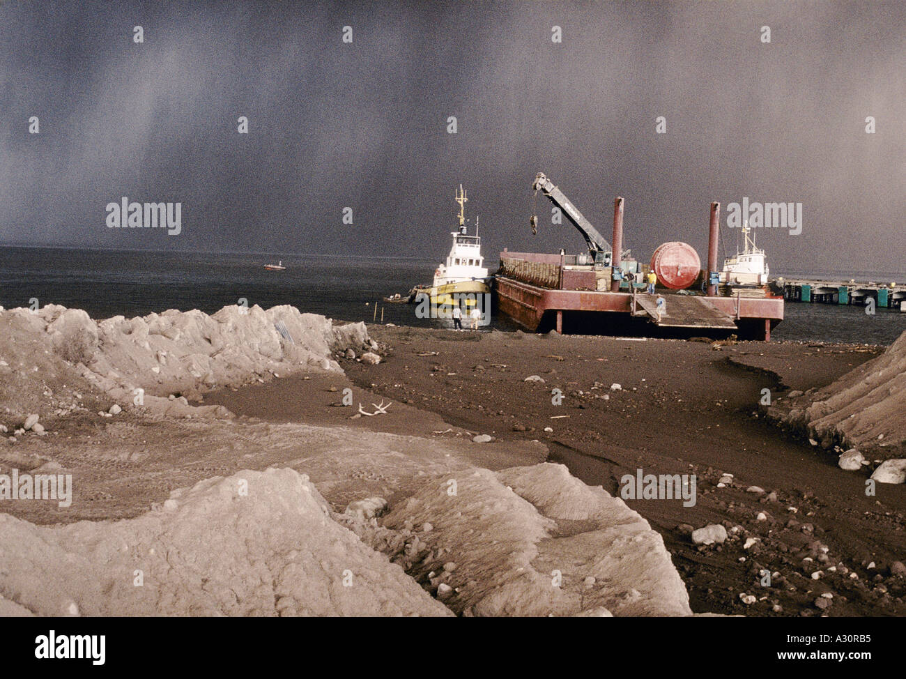 Vulkan auf Montserrat Vulkanasche fällt wie Regen während des Ausbruchs über Plymouth Docks 1997 Stockfoto