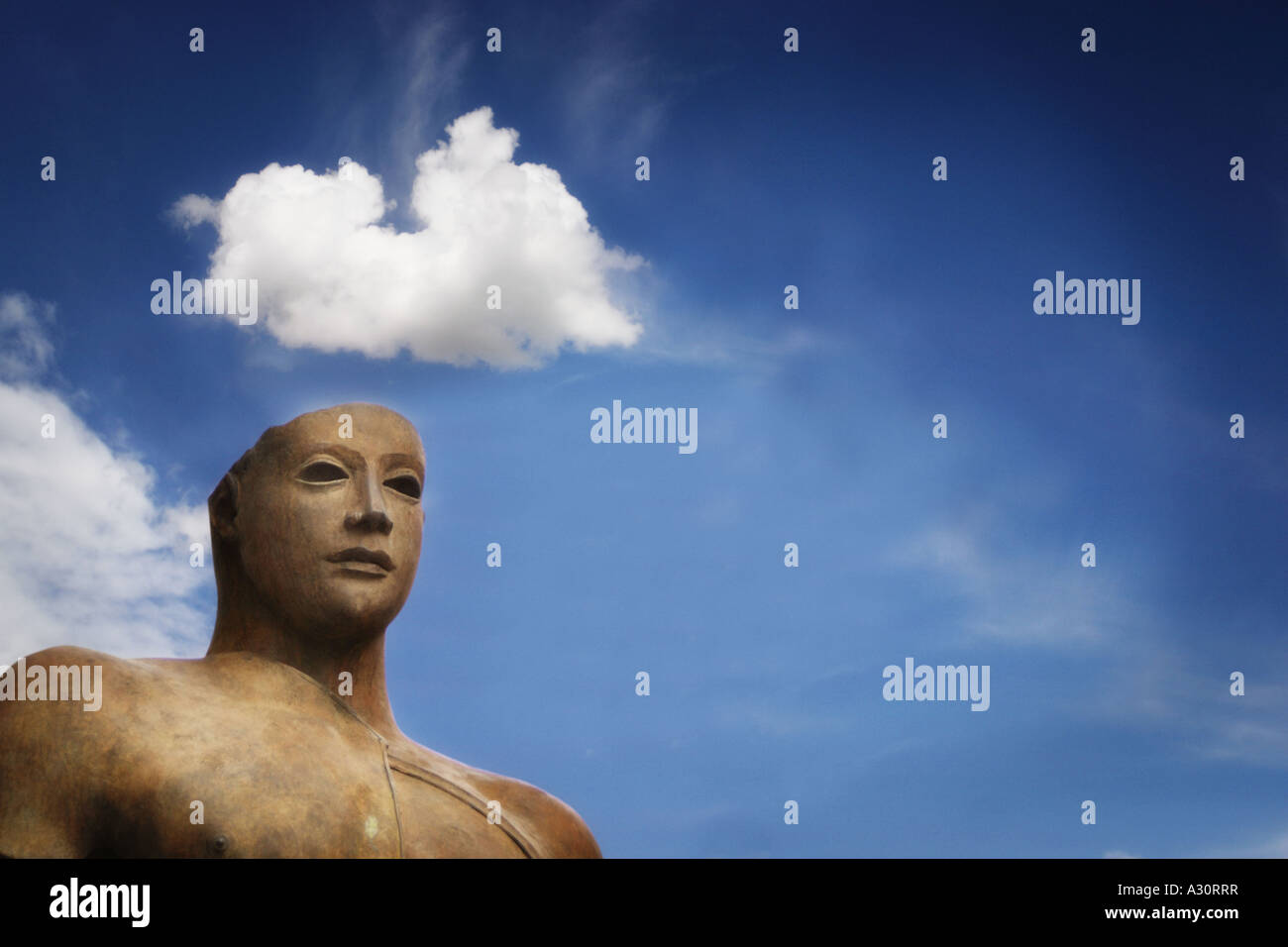 Kopf einer Statue mit einer weißen Wolke darüber Stockfoto