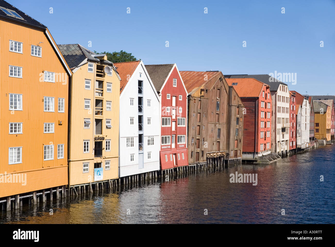 Holzhäuser auf Stelzen entlang Fluss Nidelva bei Trondheim Norwegen Stockfoto