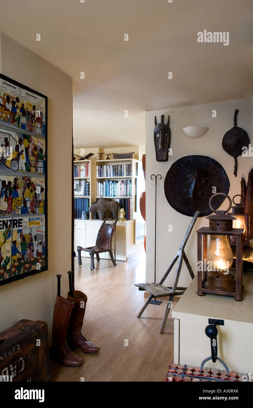 Eingangsbereich einer Wohnung mit afrikanischen Kunstgegenständen dekoriert Stockfoto