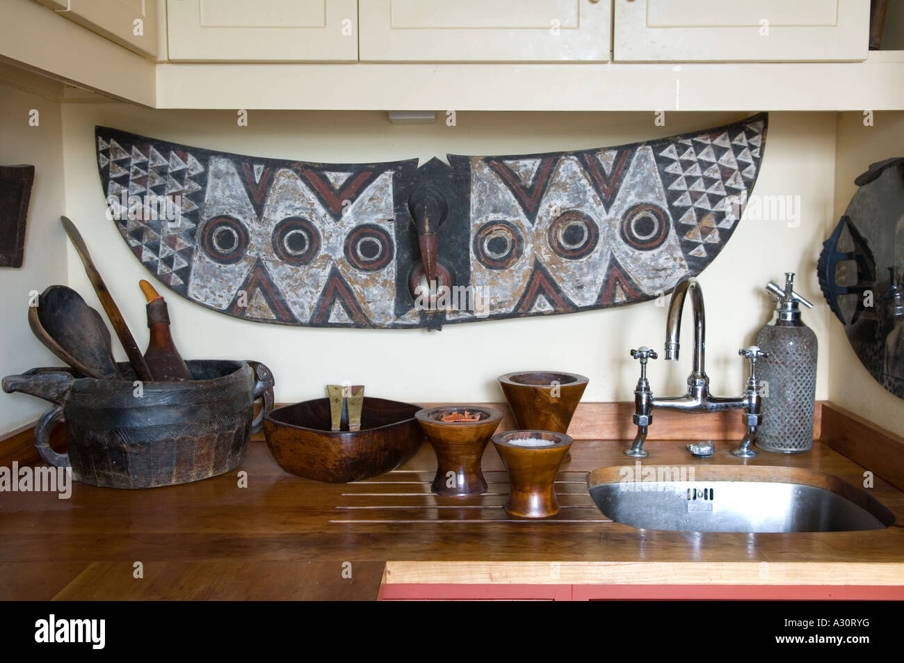 Bereich der Küche Spüle mit afrikanischer Kunst Stockfoto
