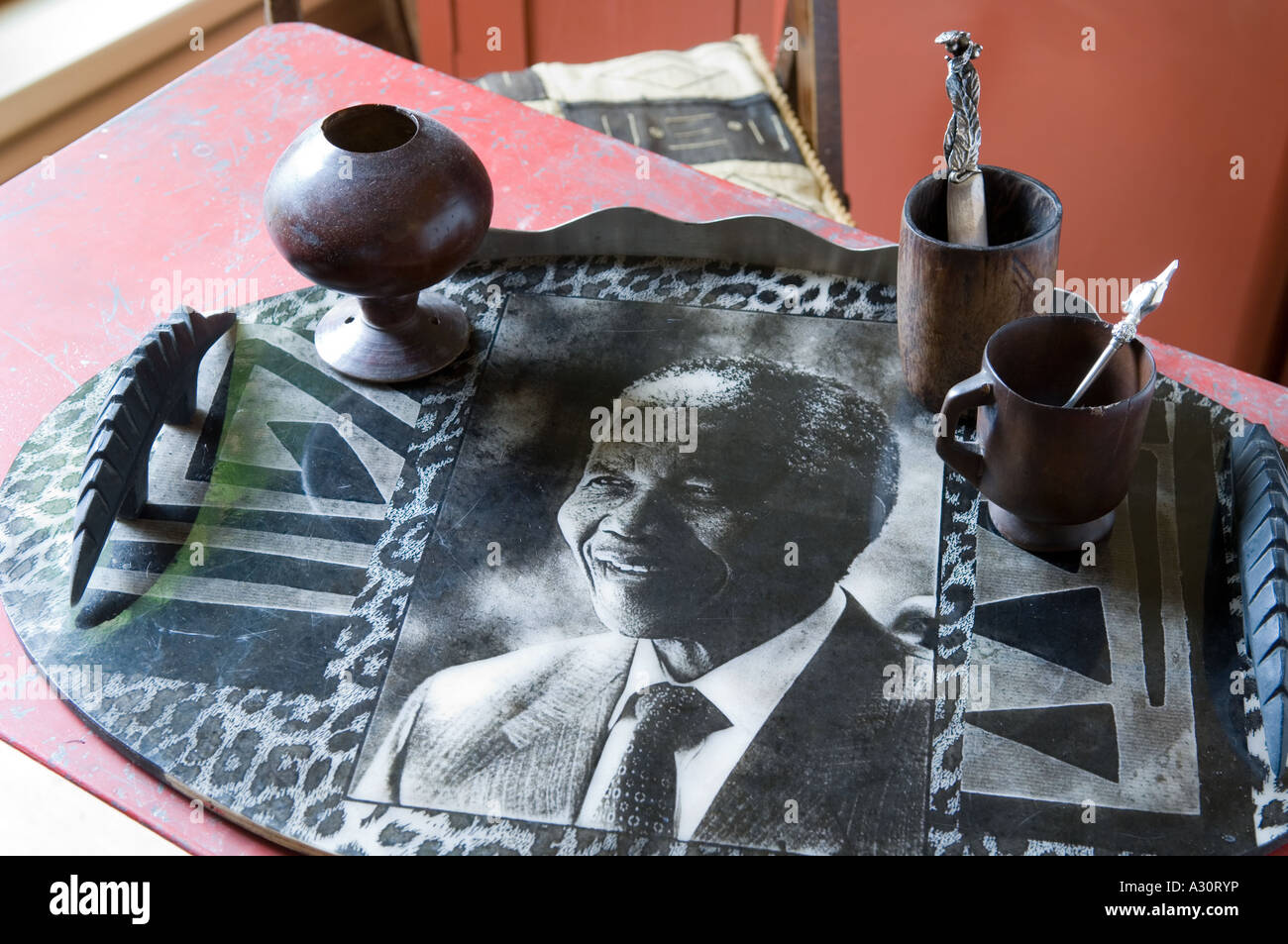 Afrikanische Tablett mit einem Foto von Nelson Mandela Stockfoto