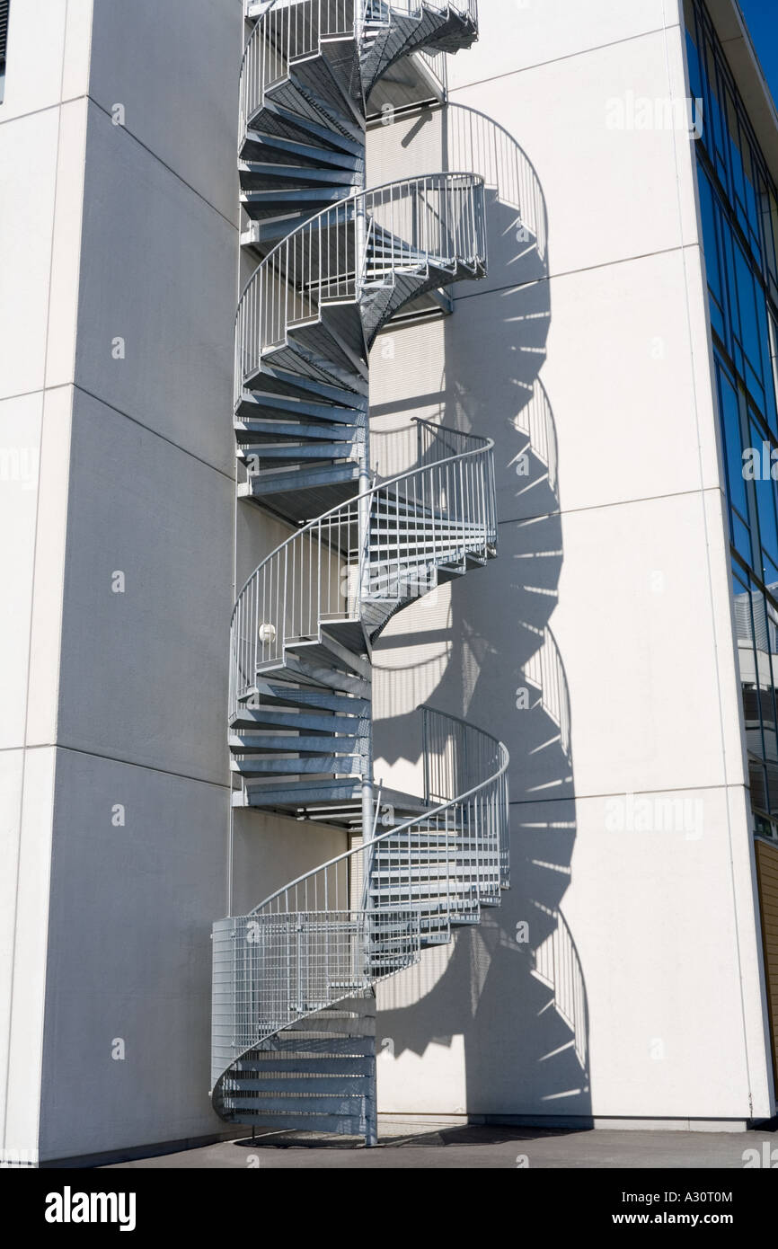 Moderne Wendeltreppe auf einem Industriegebäude in Trondheim Norwegen Stockfoto