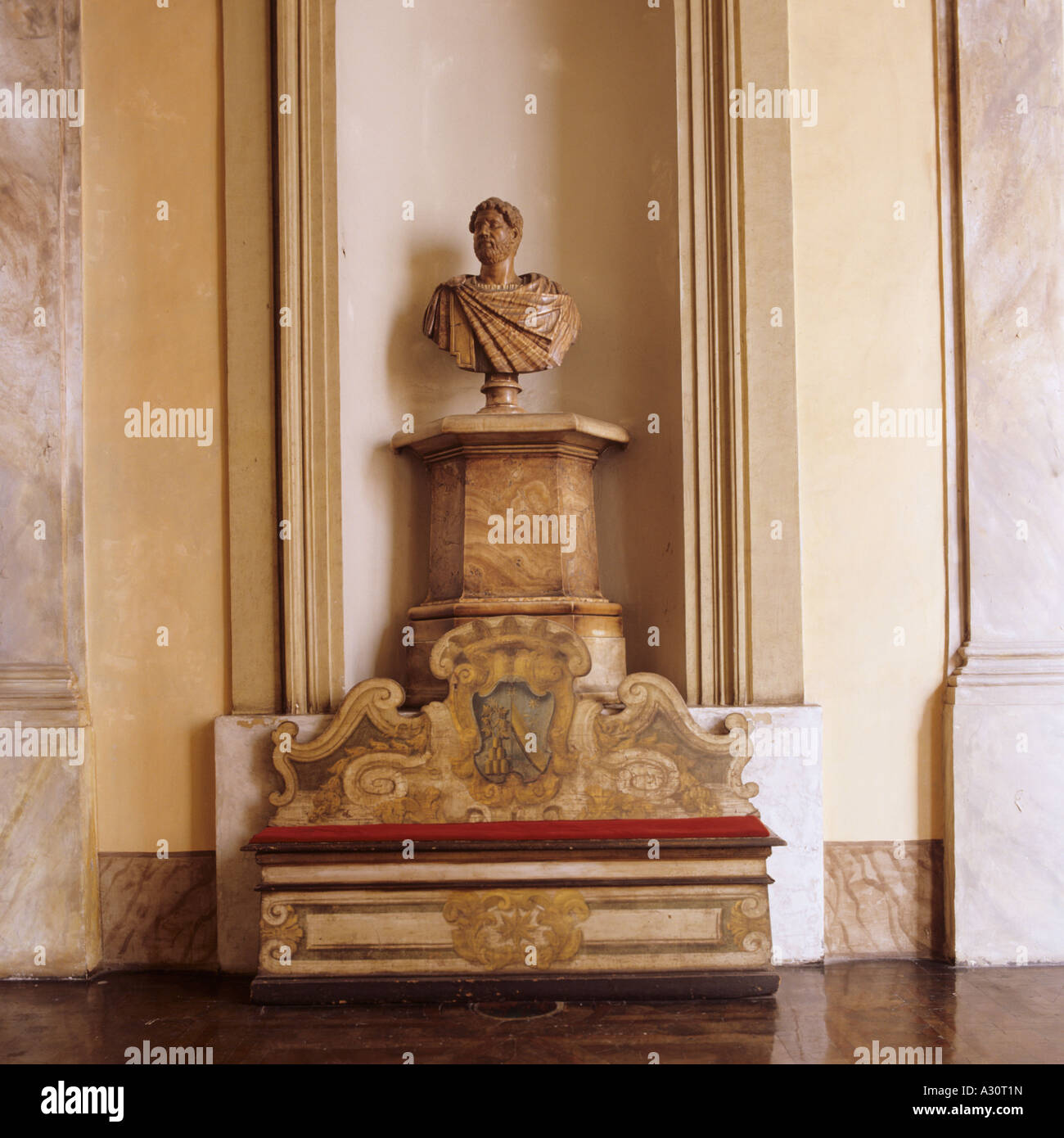 Blick auf eine Statue im Palazzo Ruspoli in Rom Stockfoto