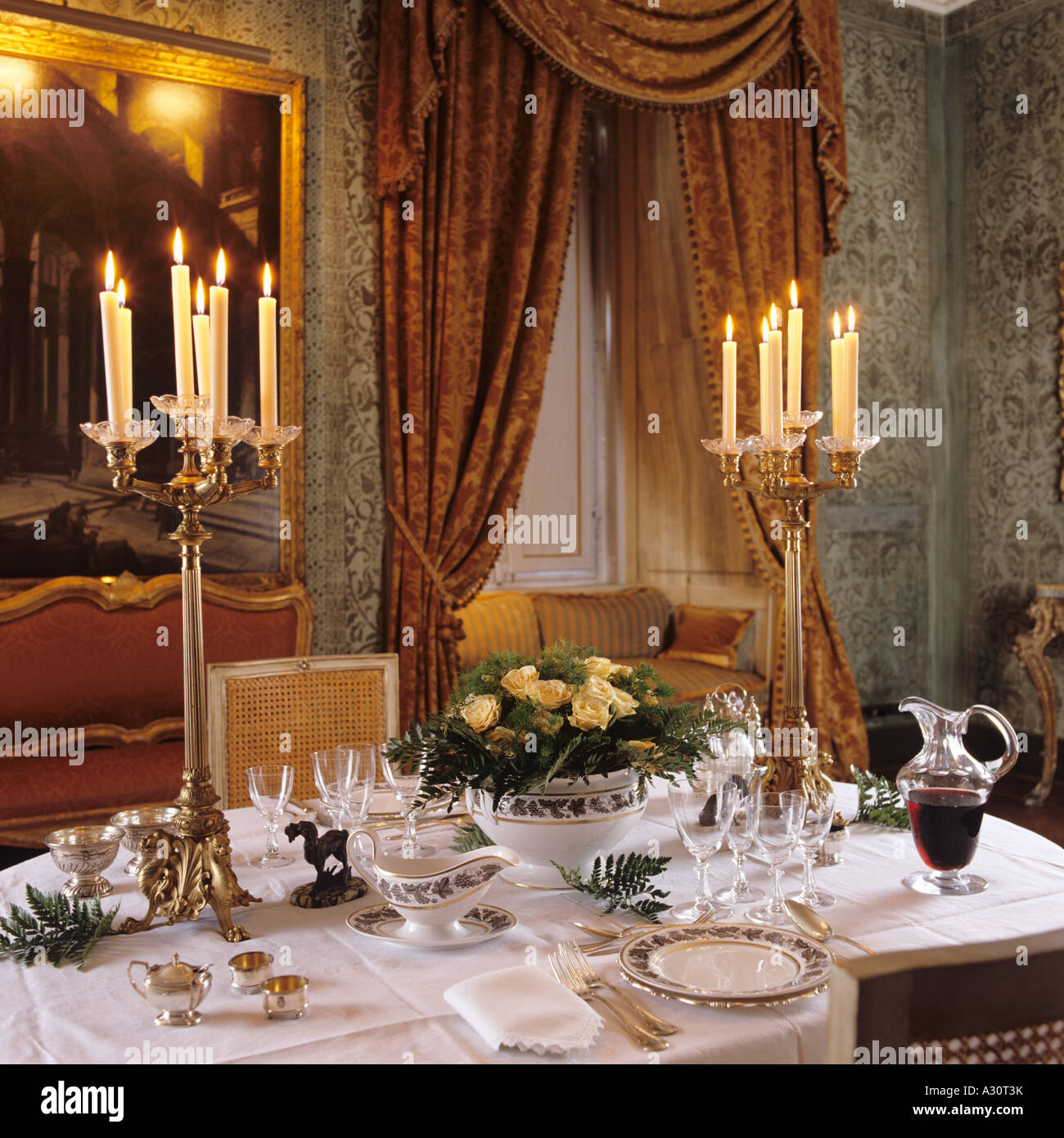 Set Tisch mit Kerzenlicht in einem römischen palazzo Stockfoto