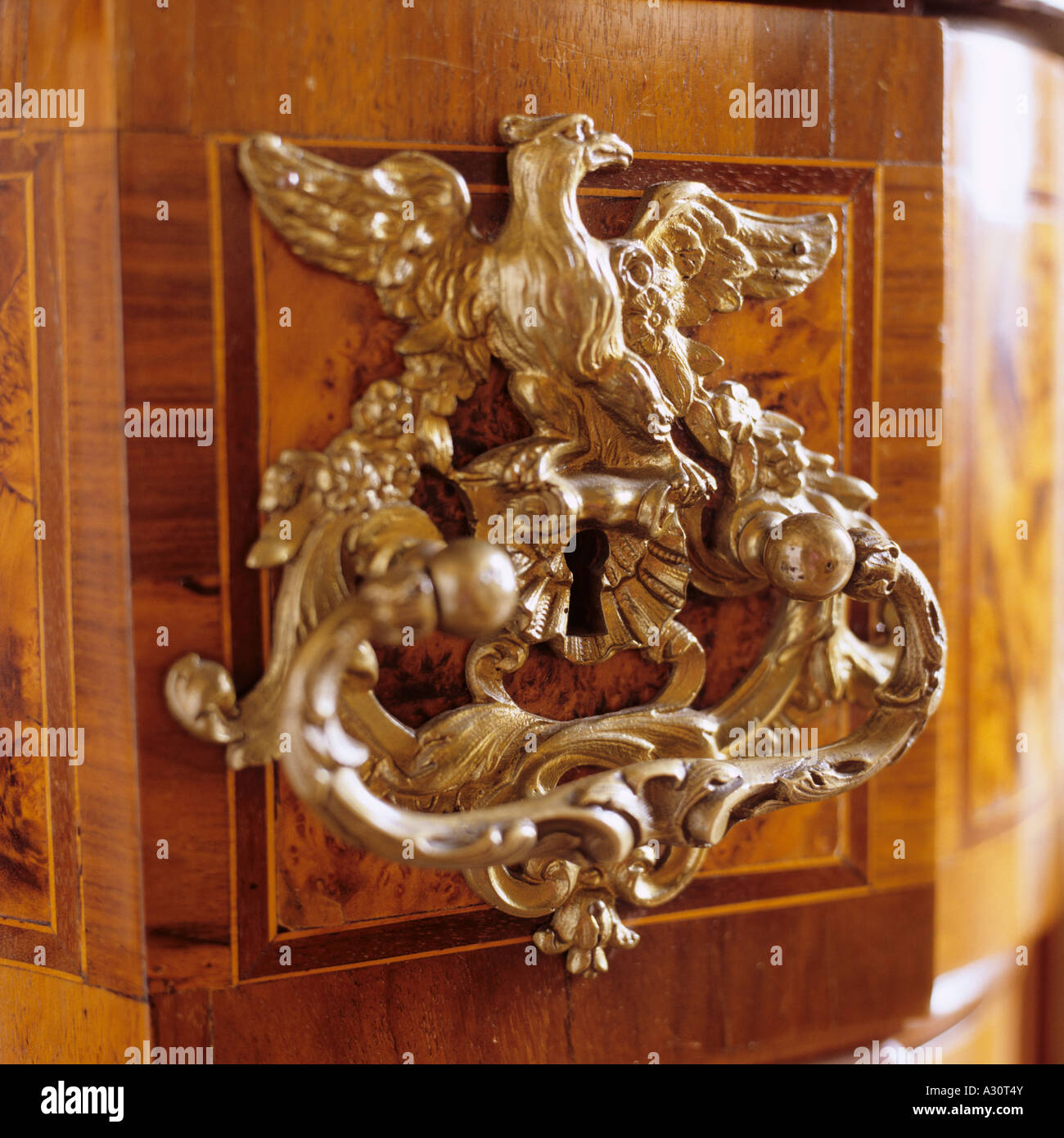 Bronze vergoldet Griff auf antiken Schreibtisch mit Schubladen Stockfoto