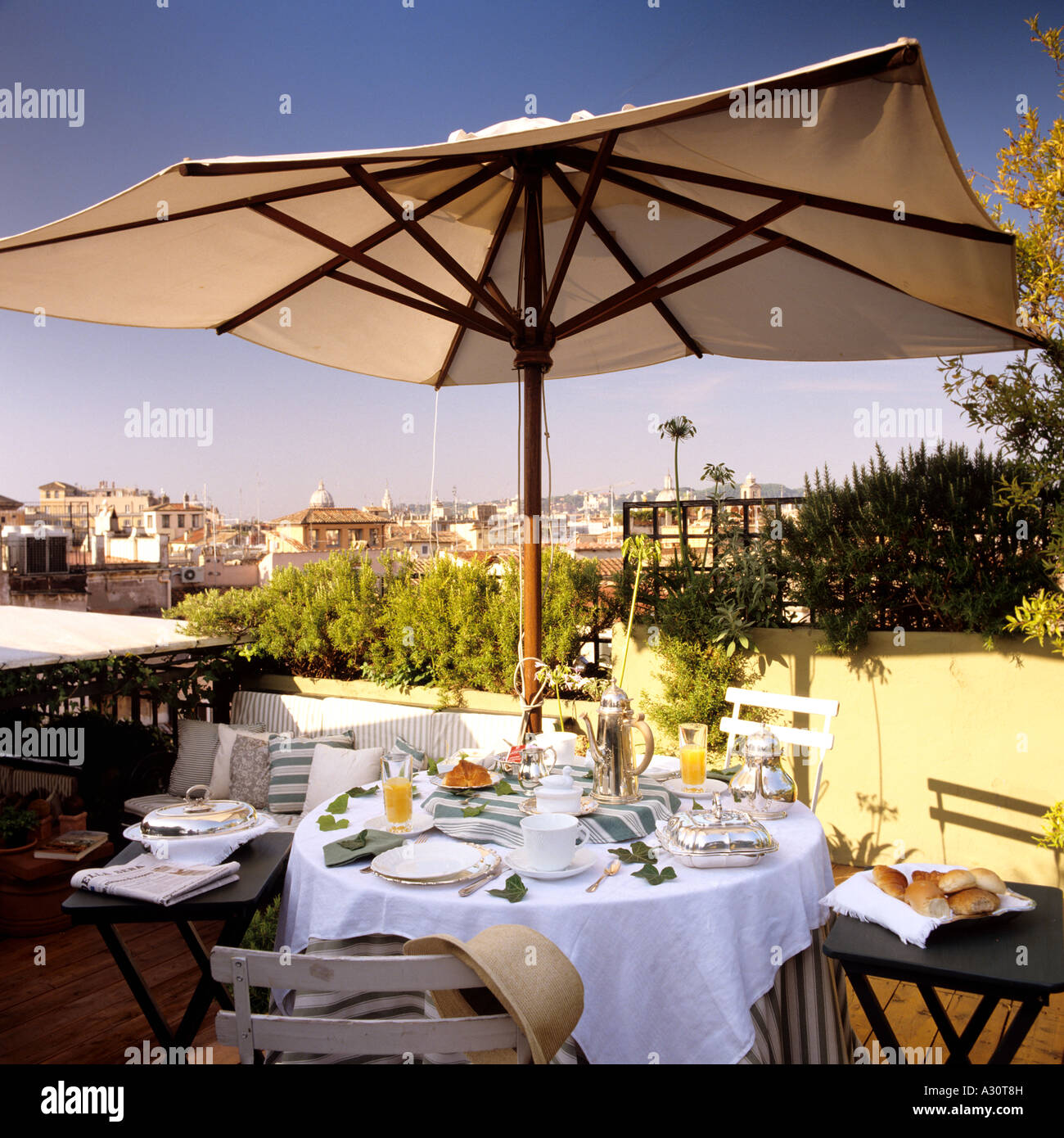 Frühstückstisch auf einer Dachterrasse in Rom Stockfoto