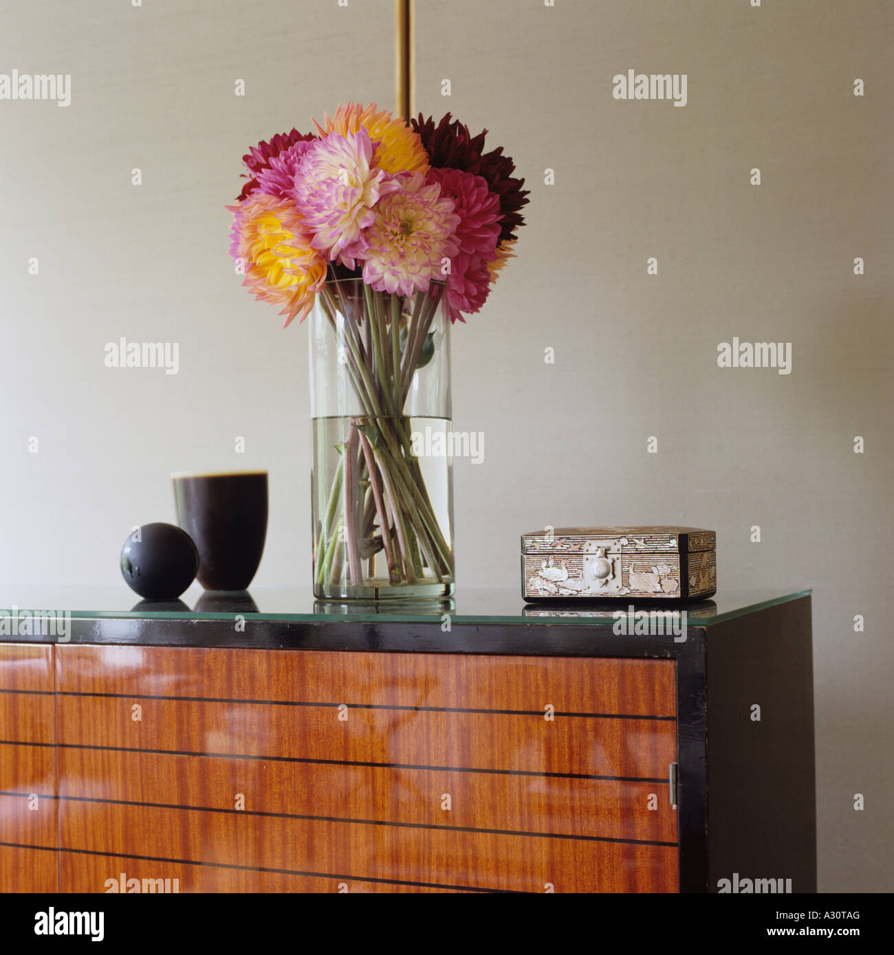 Vase mit Blumen auf Hochglanz polierte Anrichte aus Holz Stockfoto