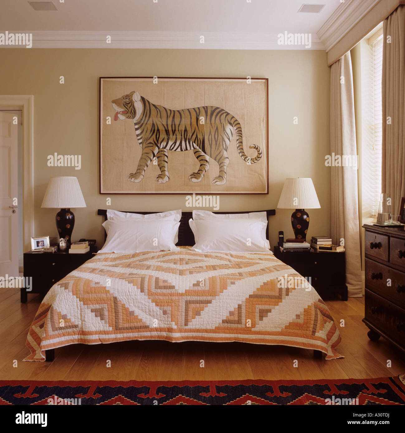 Doppelbett mit gesteppte Bezug und indischen Druck eines Tigers oben Stockfoto