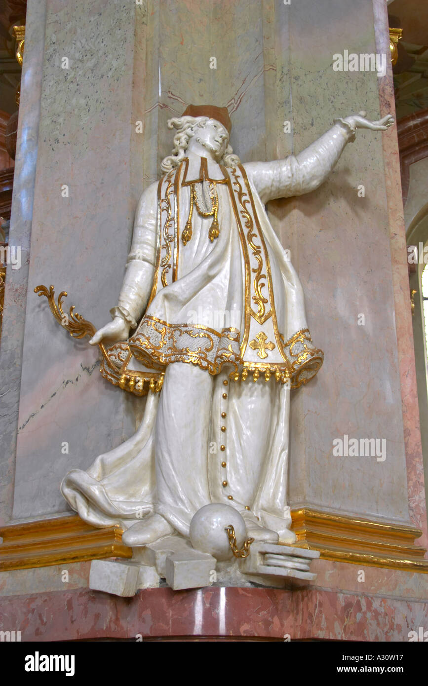 Statue in der St.-Nikolaus-Kirche im kleinen Viertel von Prag Tschechische Republik Stockfoto