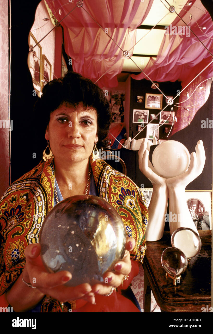weibliche Wahrsagerin mit Kristallkugel, Los Angeles, usa Stockfoto