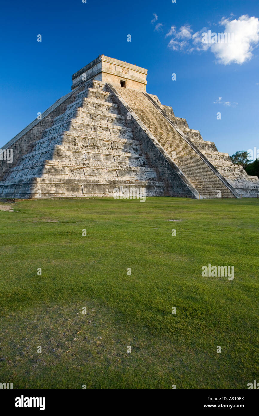 El Castillo die große Pyramide auf der zerstörten Maya-Stadt Chichen Itza in Mexiko Stockfoto