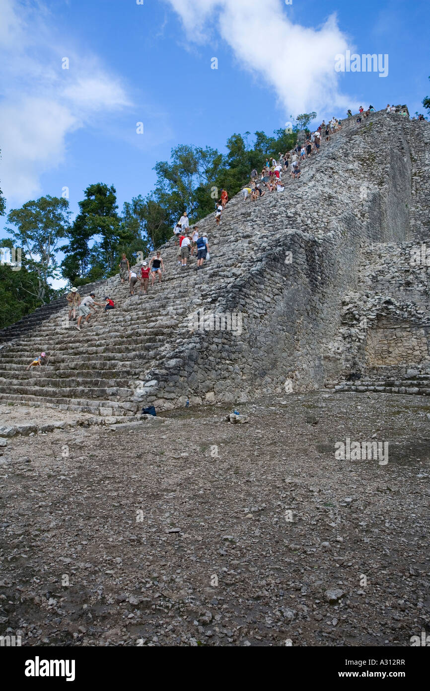 Touristen Klettern Pyramide Nohoch Mul in der zerstörten Stadt Coba in Mexiko Stockfoto