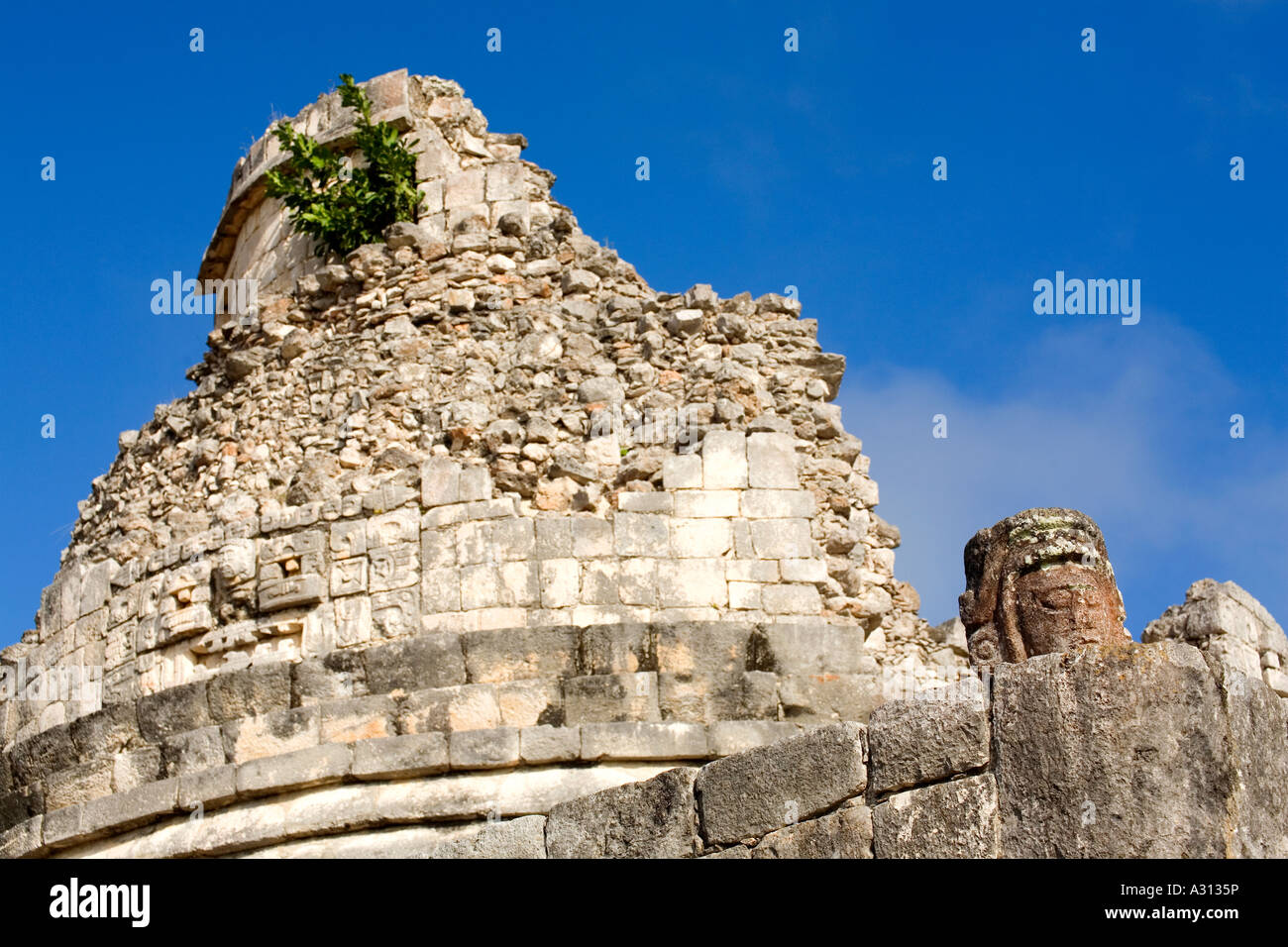 El Caracol der Sternwarte an der zerstörten Maya-Stadt Chichen Itza in Mexiko Stockfoto