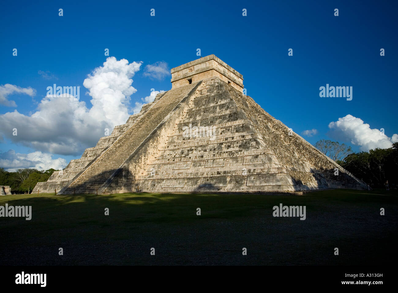 El Castillo die große Pyramide auf der zerstörten Maya-Stadt Chichen Itza in Mexiko Stockfoto