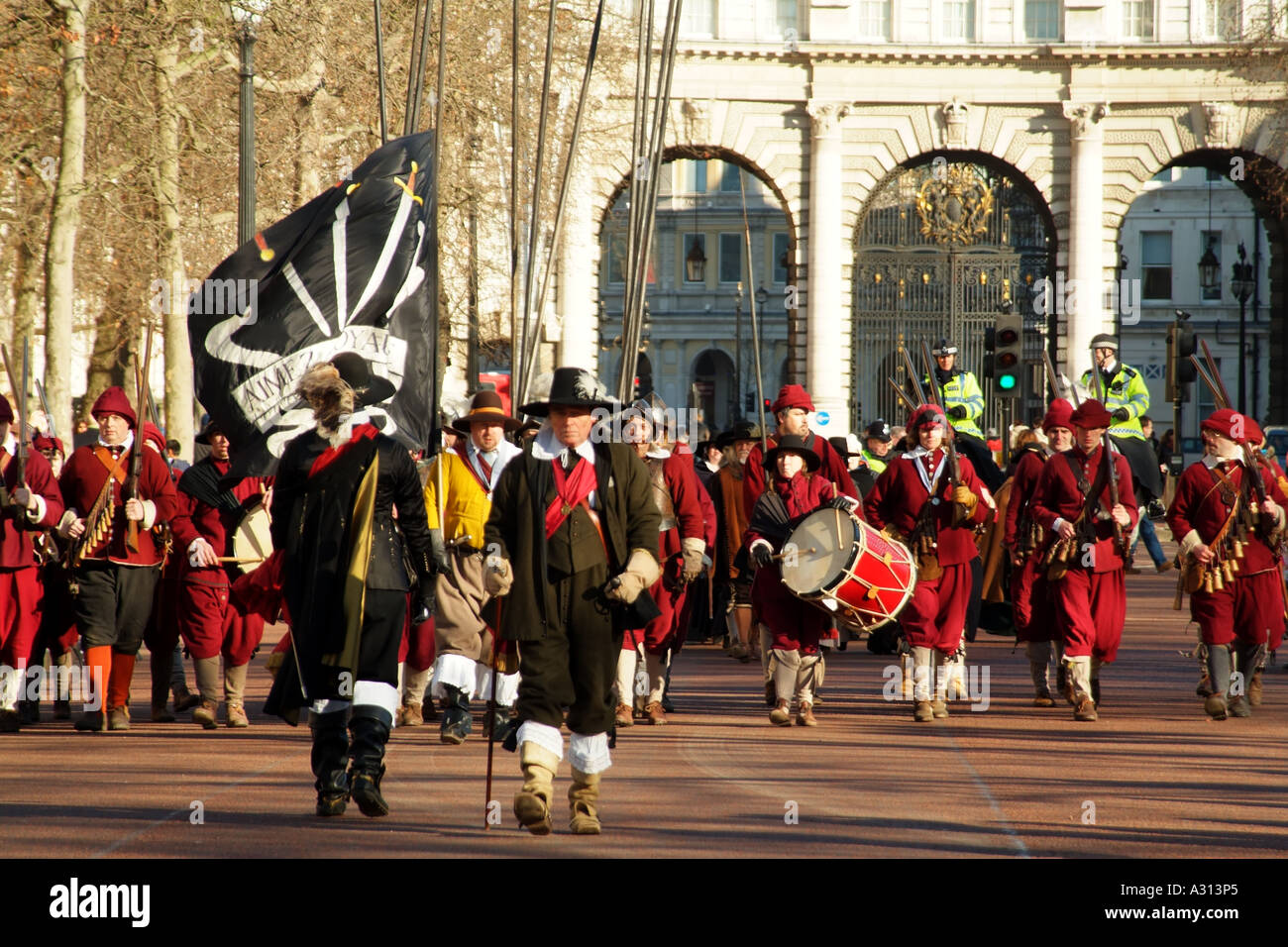 Parade feiert Charles ich marschieren entlang der Mall central London England Vereinigtes Königreich UK Stockfoto