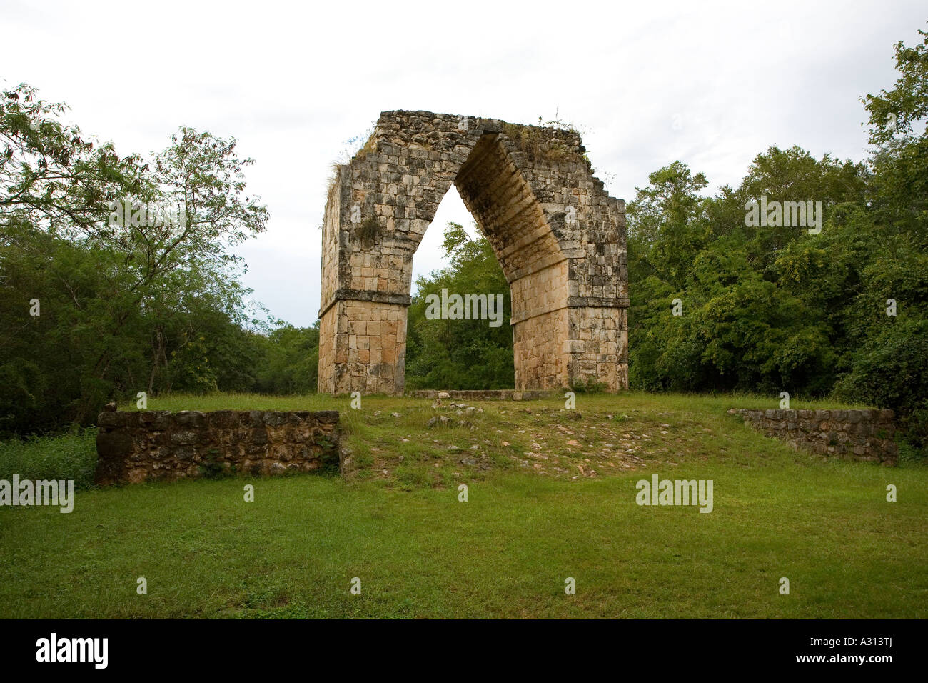 Der restaurierte monumentale Bogen und Sacbeob Straße an der zerstörten Maya-Stadt Kabah in Mexiko Stockfoto