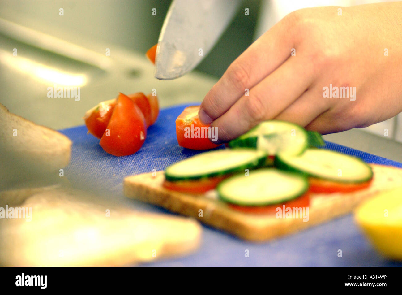 Lizenzfreie kostenlose Foto des Küchenchefs, die Zubereitung von gesunden Salat essen für Ernährung in britischen Großküche London UK Stockfoto