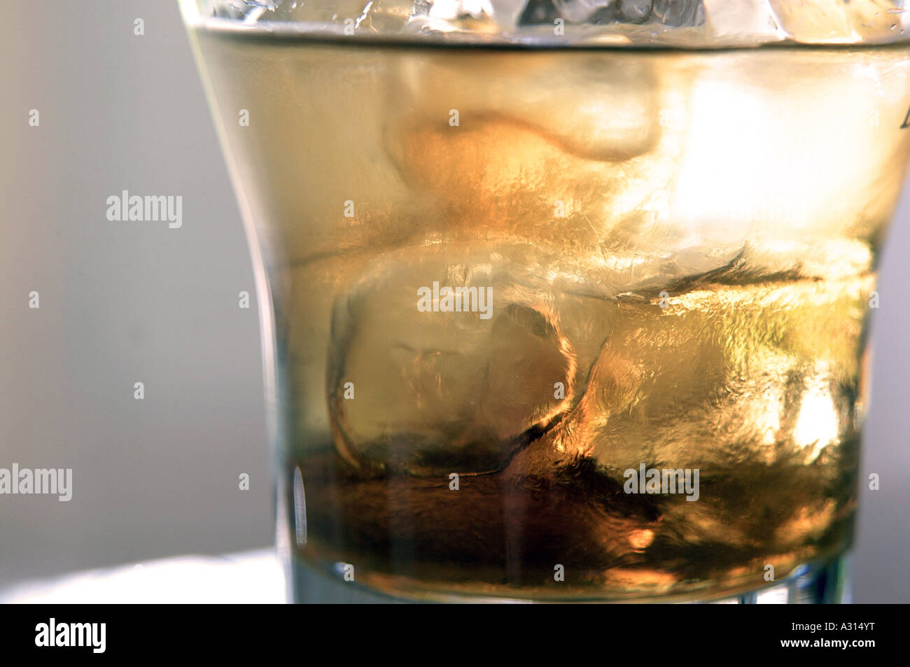 Lizenzfreie kostenlose Foto von Whiskeyglas mit Eis und Hintergrundbeleuchtung in einem Lifestyle-Stil. Stockfoto