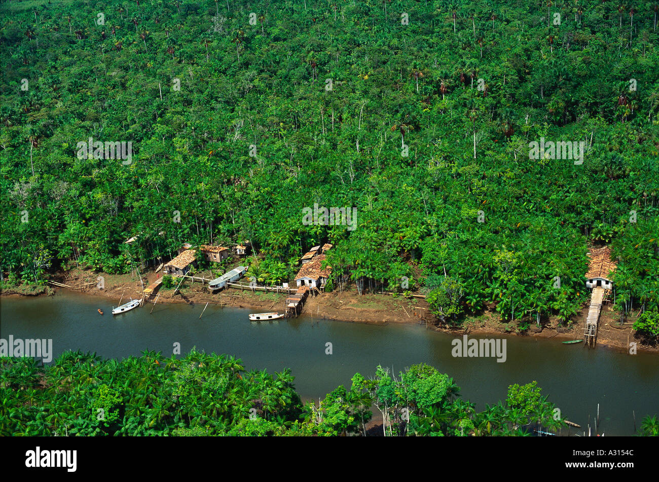 Antenne am Flussufer Häuser mit Regenwald im Hintergrund in Amazon  Tocantins Mündung Komplex Pará-Brasilien Stockfotografie - Alamy