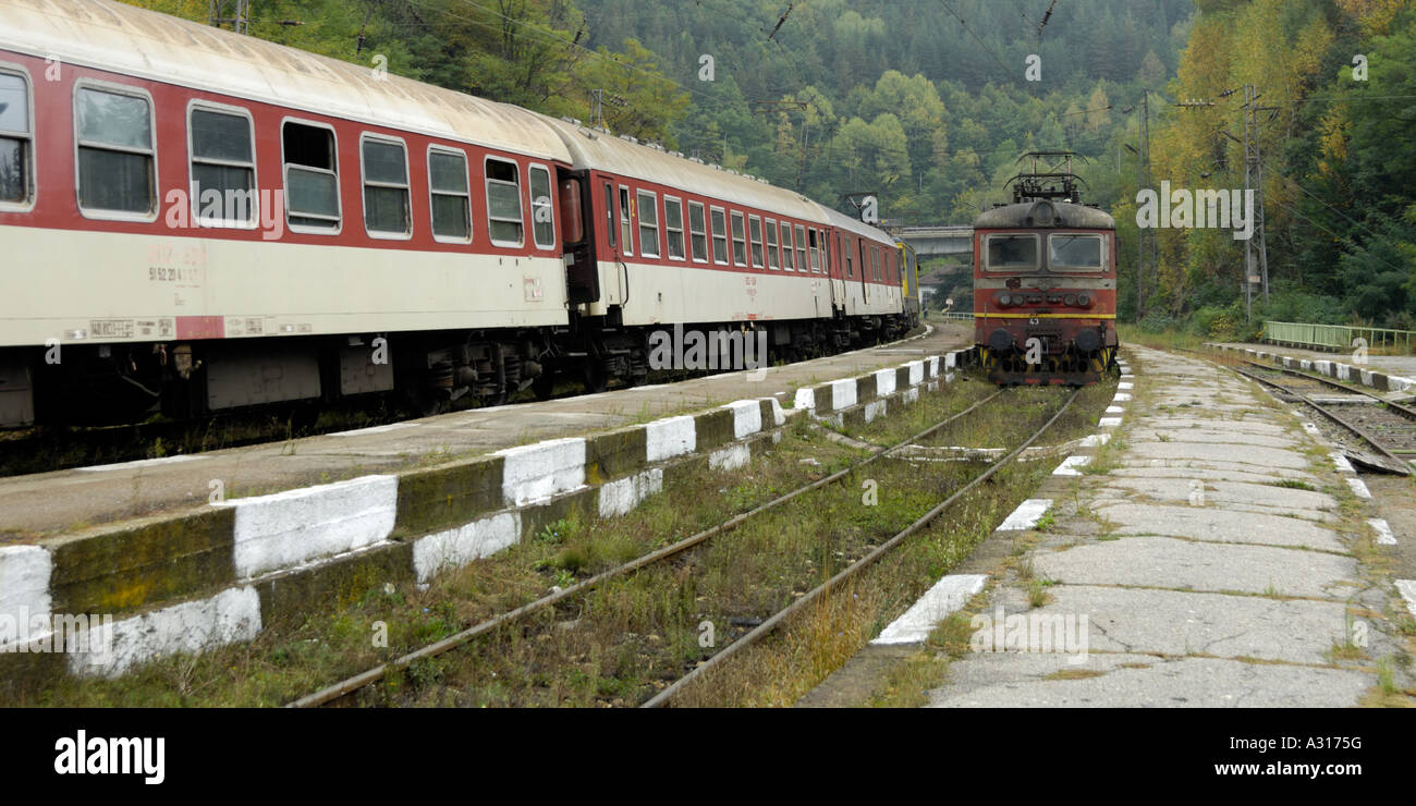 Züge am Bahnhof Koprivshtitsa Bulgarien-Osteuropa Stockfoto