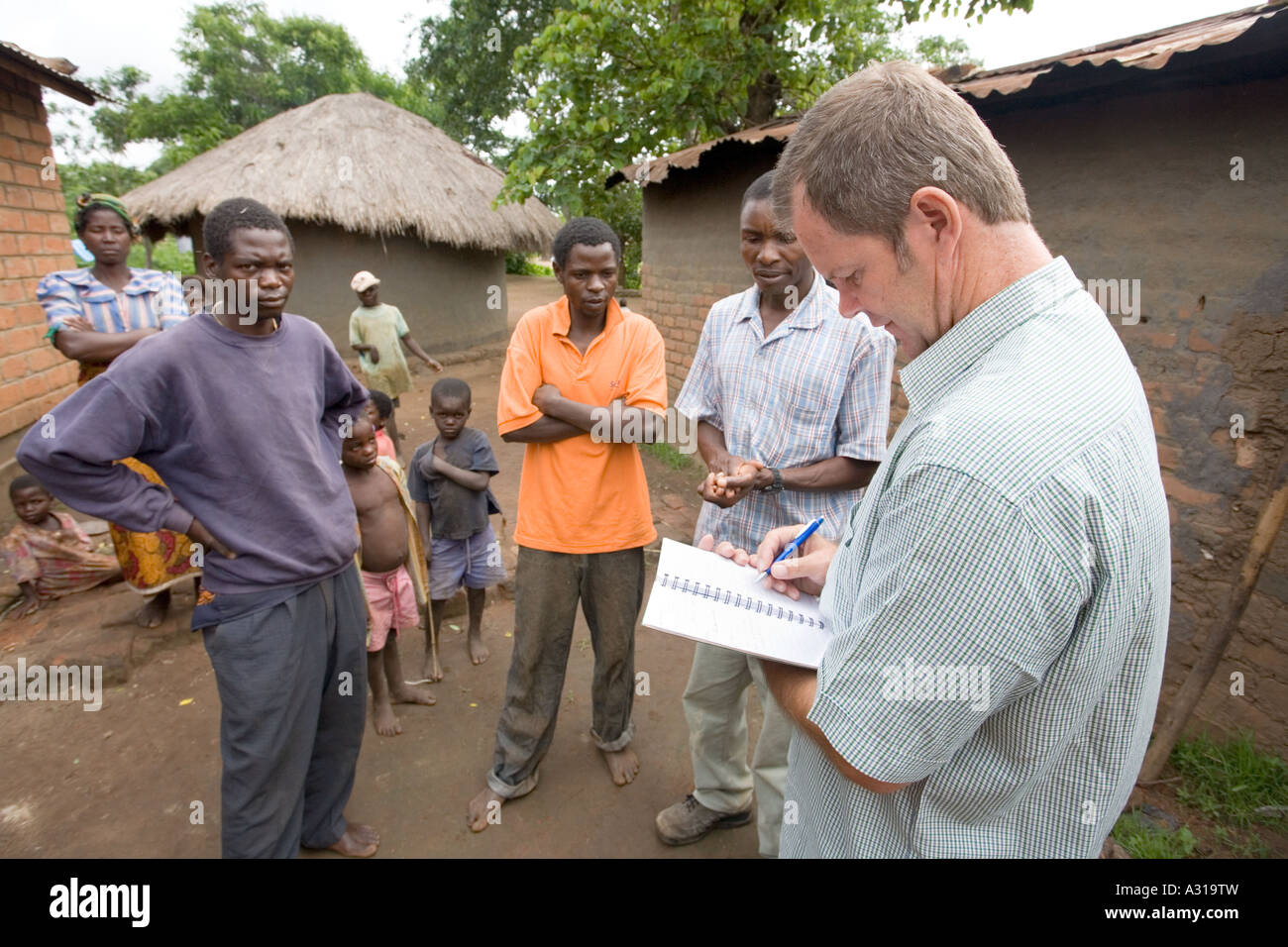 Missionarische Julian Lott administrieren Foodkurier nach Mombala (Mambala) Dorf, Malawi, Afrika Stockfoto