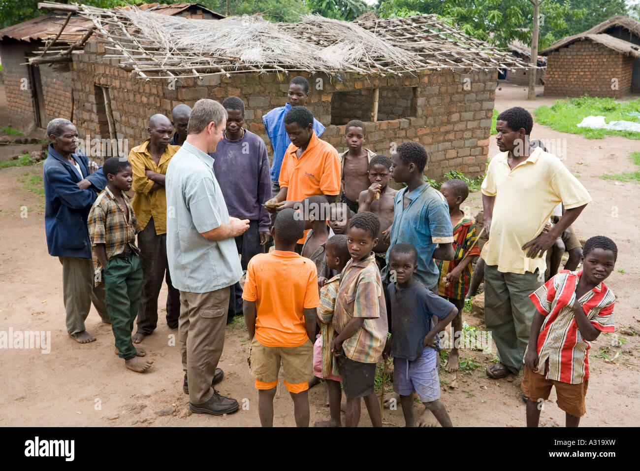 Missionar Julian Lott verwaltet die Lieferung von Lebensmitteln nach Mambala (Mambala) Dorf, Malawi, Afrika - Joseph Project Fütterungsprogramm. Stockfoto